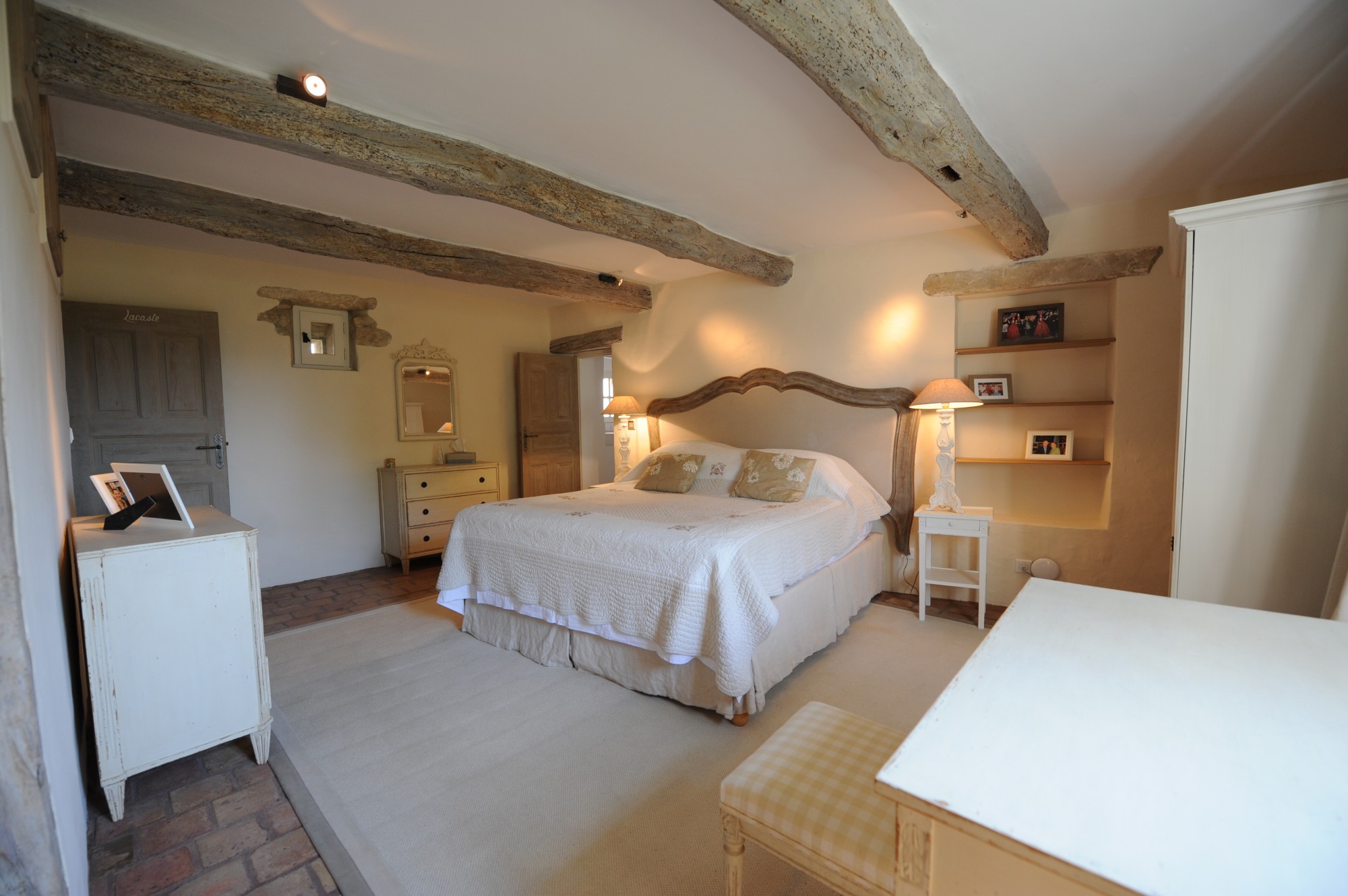 Superb mas on the edge of one of the most authentic and pleasant hamlets of Gordes. 