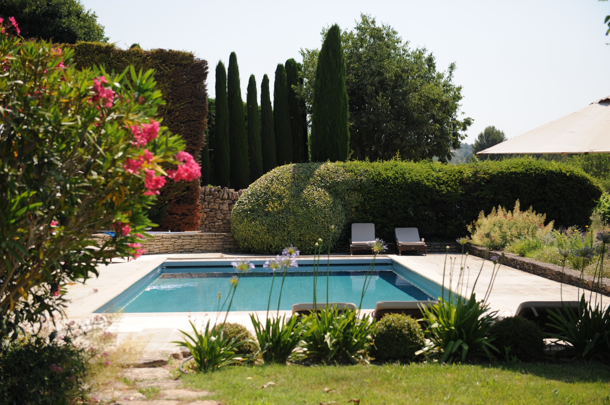 Superb mas on the edge of one of the most authentic and pleasant hamlets of Gordes. 