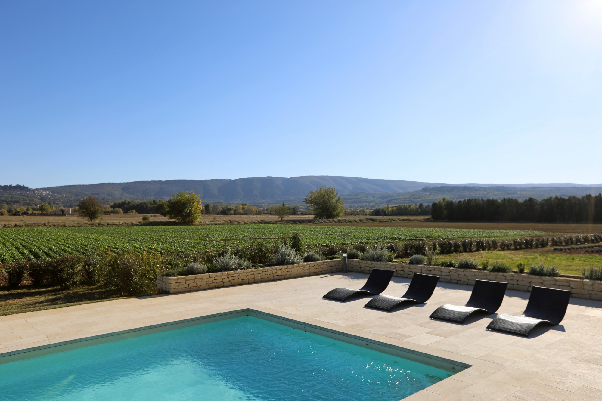 Facing the villages of Bonnieux and Lacoste, renovated farmhouse offering beautiful volumes