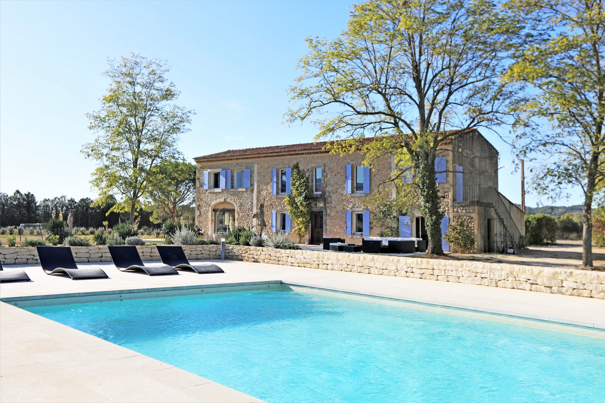 Facing the villages of Bonnieux and Lacoste, renovated farmhouse offering beautiful volumes