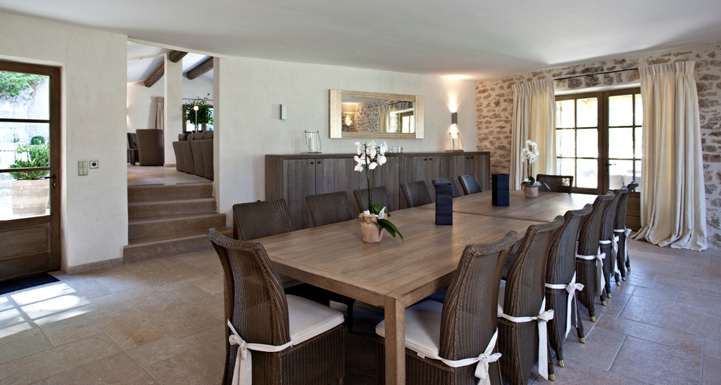 Bastide High Standard in stone of about 850 sqm, renovated in a contemporary style with heated pool