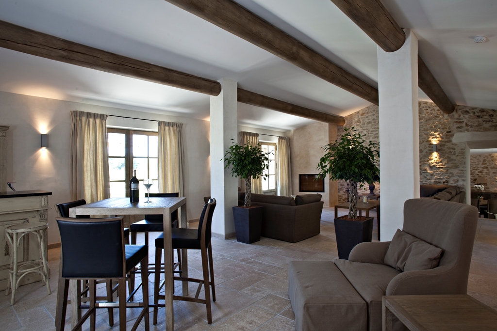 Bastide High Standard in stone of about 850 sqm, renovated in a contemporary style with heated pool
