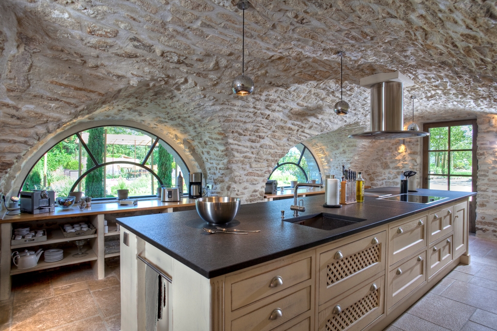 Bastide High Standard in stone of about 850 sqm, renovated in a contemporary style with heated pool