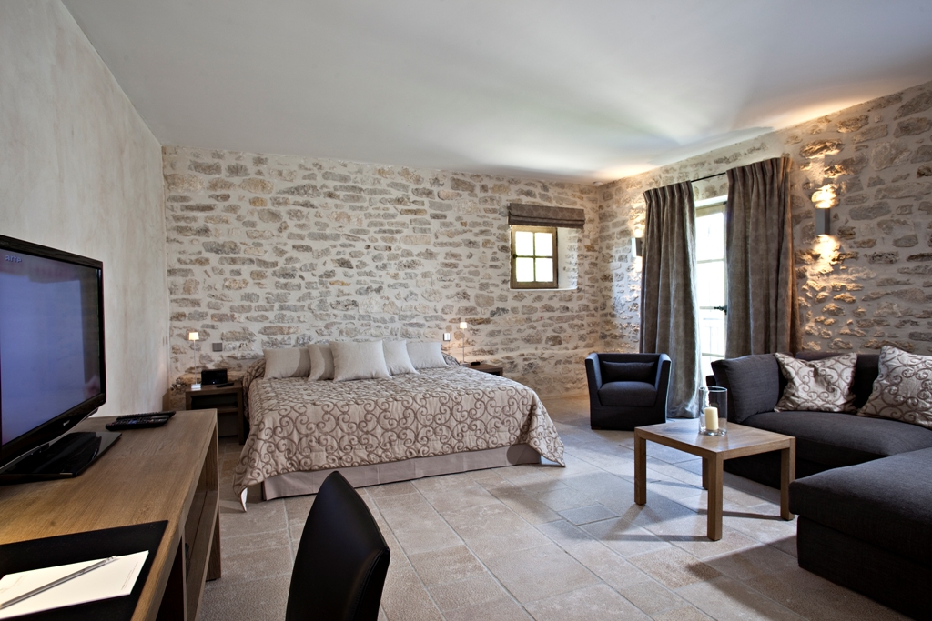 Bastide High Standard in stone of about 850 sqm, renovated in a contemporary style with heated pool