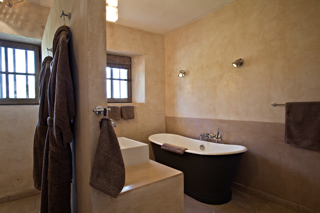 Bastide High Standard in stone of about 850 sqm, renovated in a contemporary style with heated pool