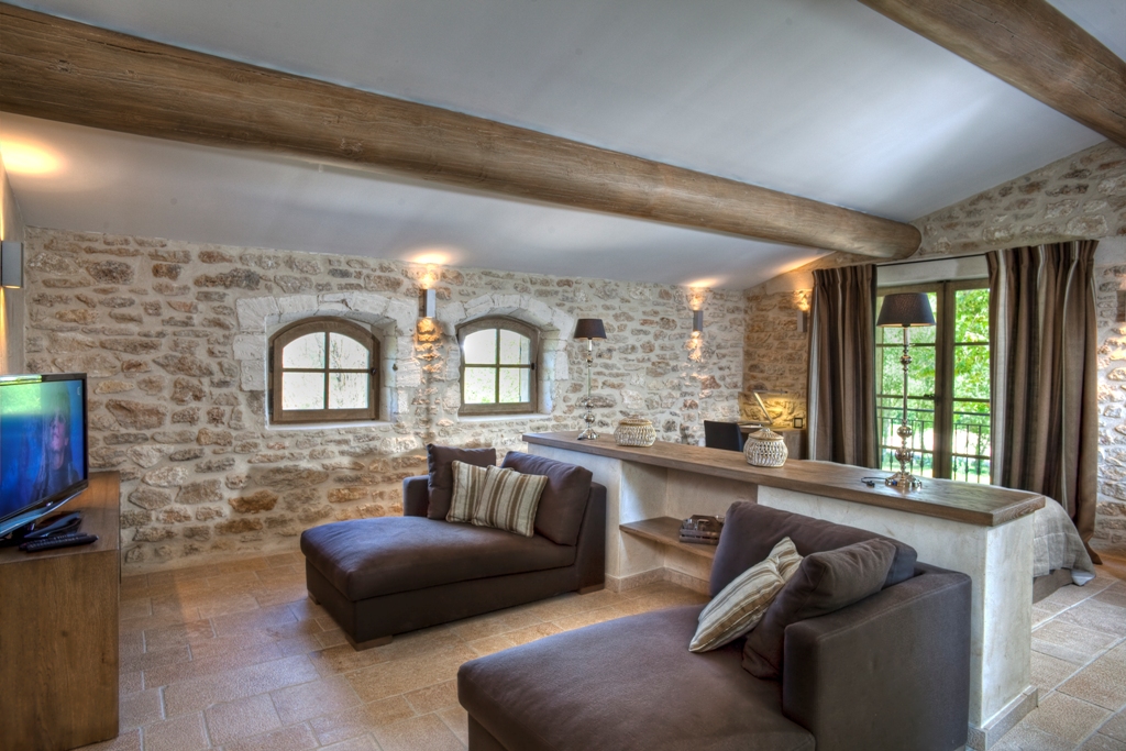 Bastide High Standard in stone of about 850 sqm, renovated in a contemporary style with heated pool