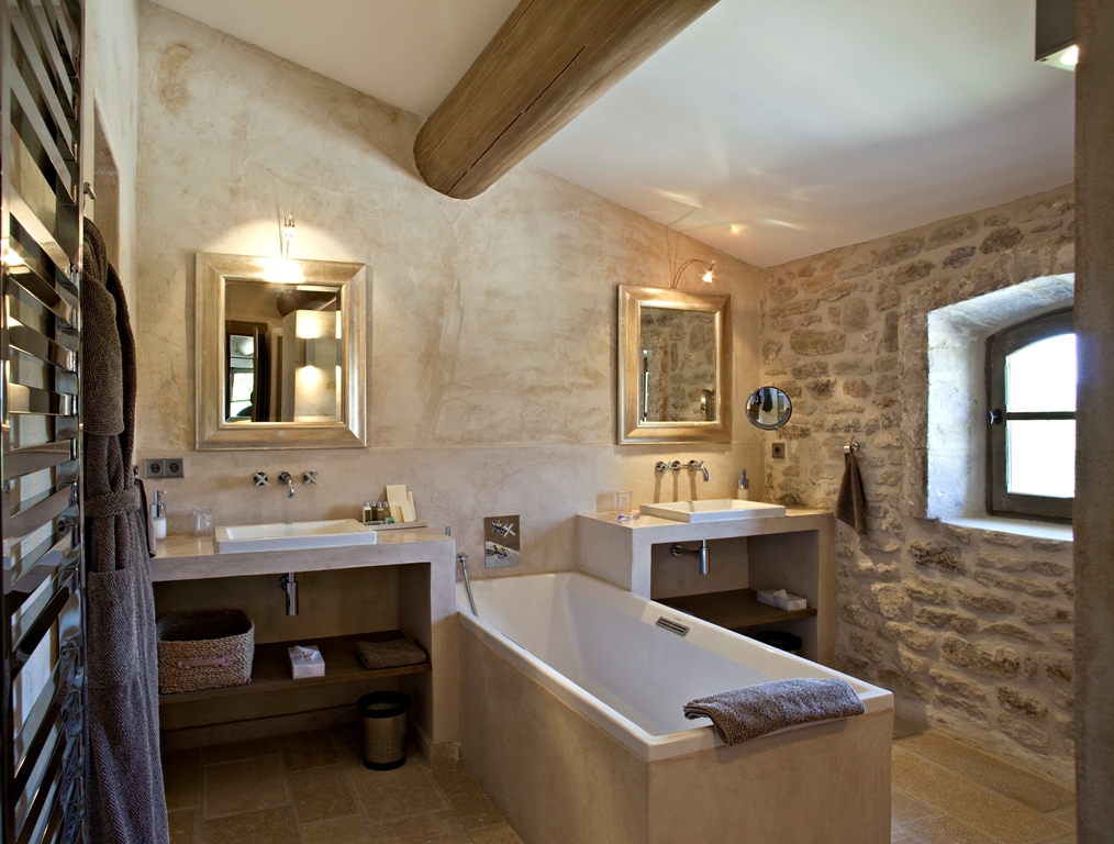 Bastide High Standard in stone of about 850 sqm, renovated in a contemporary style with heated pool