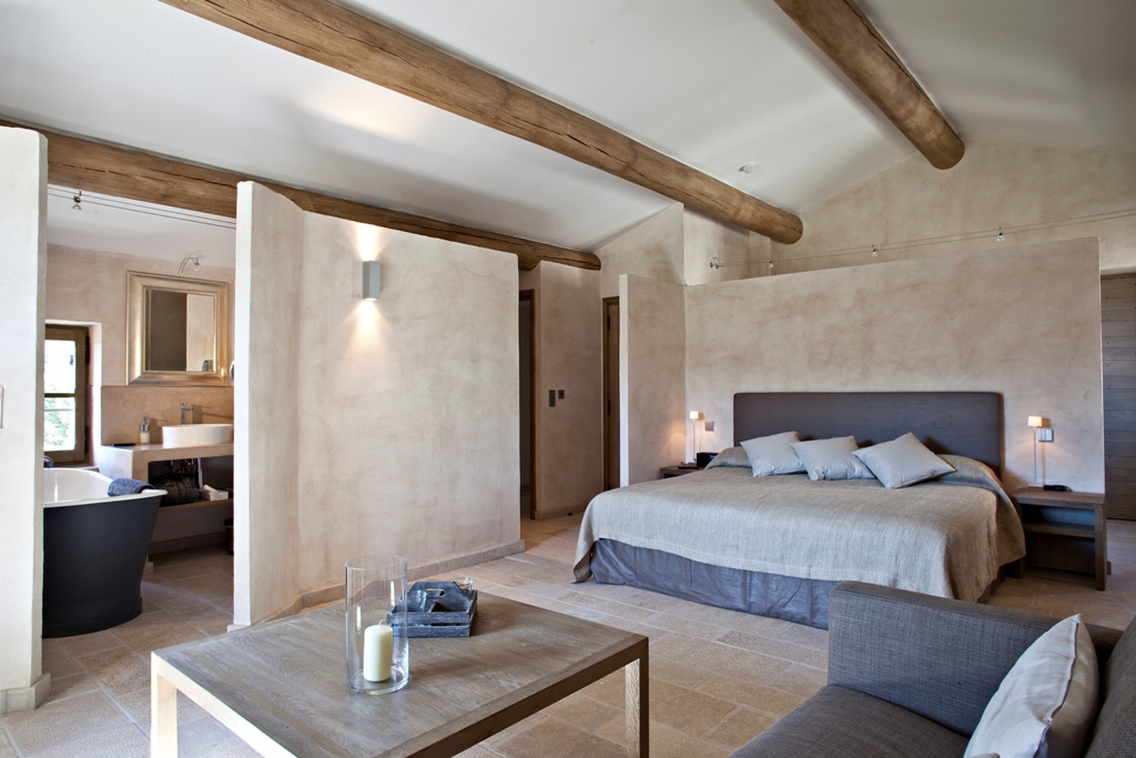 Bastide High Standard in stone of about 850 sqm, renovated in a contemporary style with heated pool