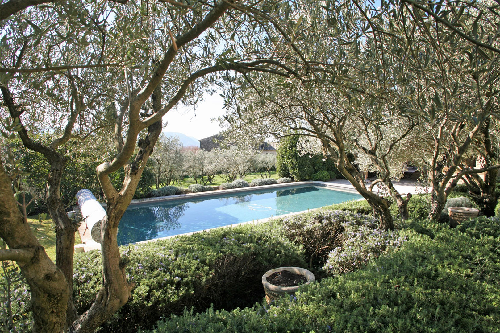 CABRIERES D’AVIGNON, in Provence, Stone house to rent with pool over a beautiful garden
