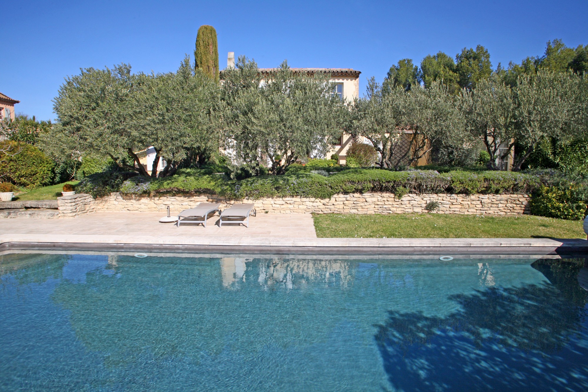 CABRIERES D’AVIGNON, in Provence, Stone house to rent with pool over a beautiful garden