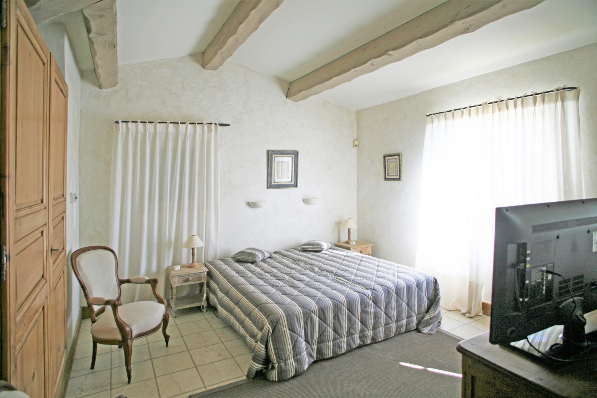 CABRIERES D’AVIGNON, in Provence, Stone house to rent with pool over a beautiful garden