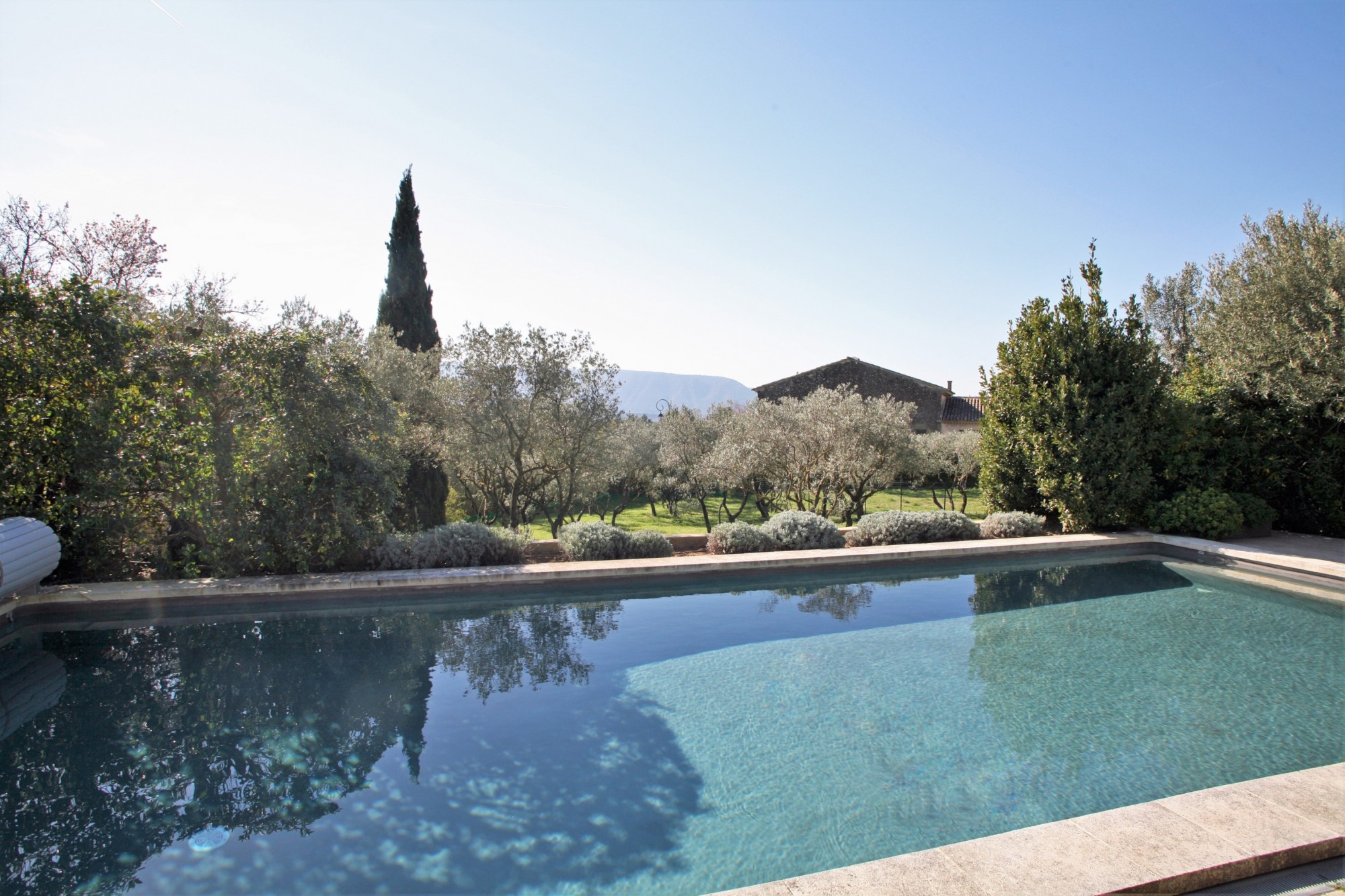 CABRIERES D’AVIGNON, in Provence, Stone house to rent with pool over a beautiful garden