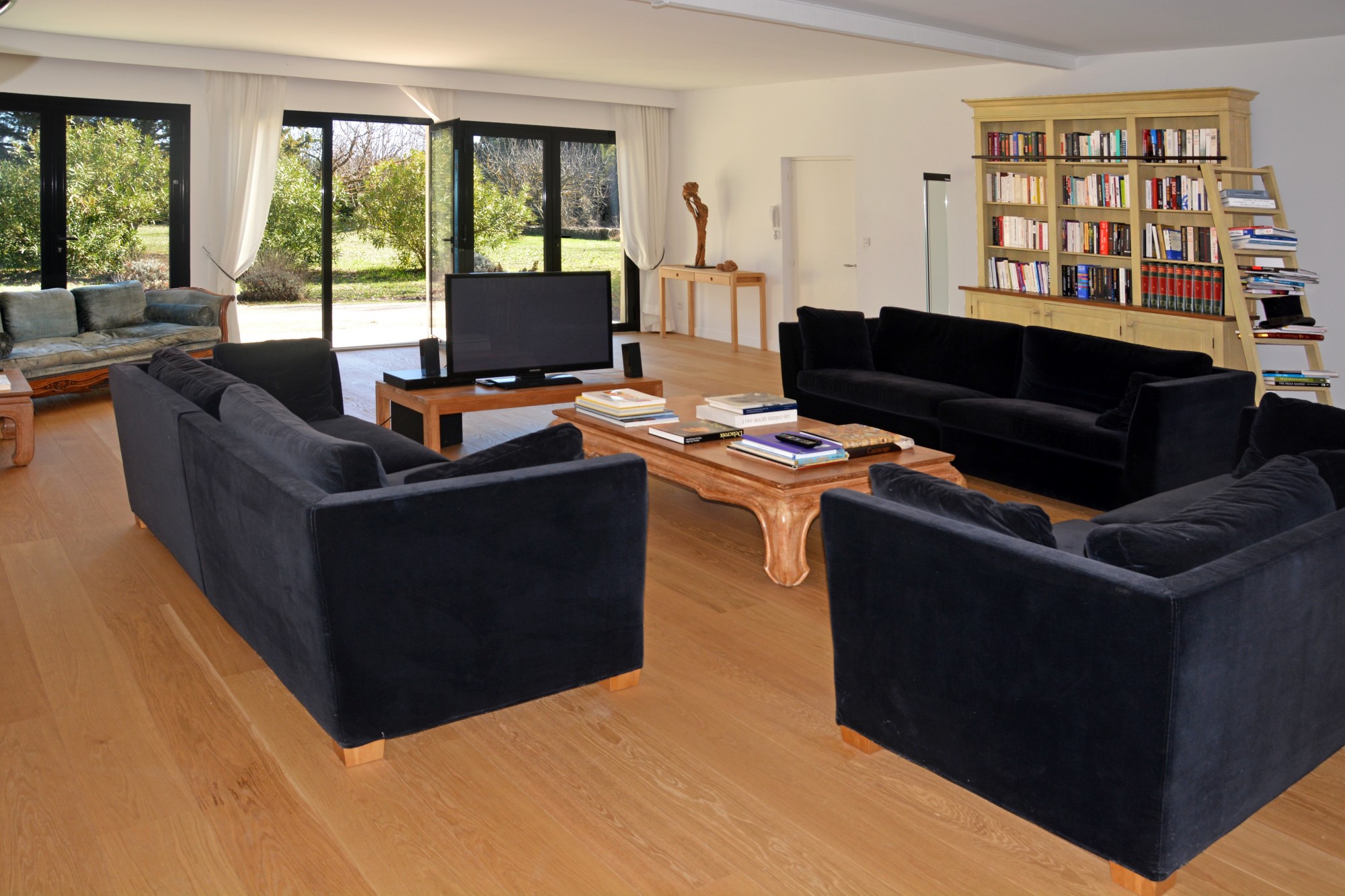 Close to Pernes, The Mont Ventoux in background, 6-bedroom house