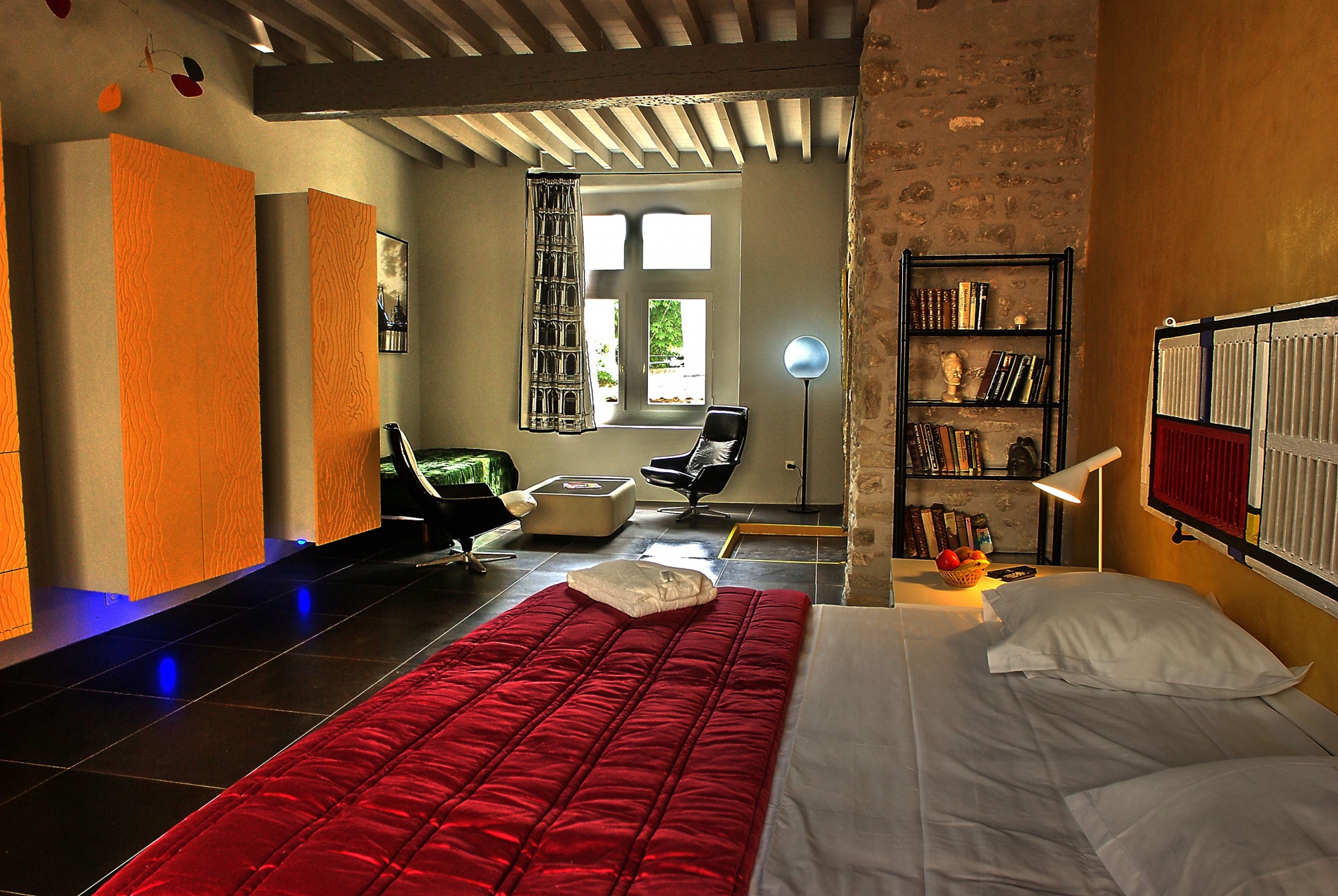 Private residence in the center of Isle sur la Sorgue, mixing contemporary art and old stones with pool, jacuzzi and absolute calm