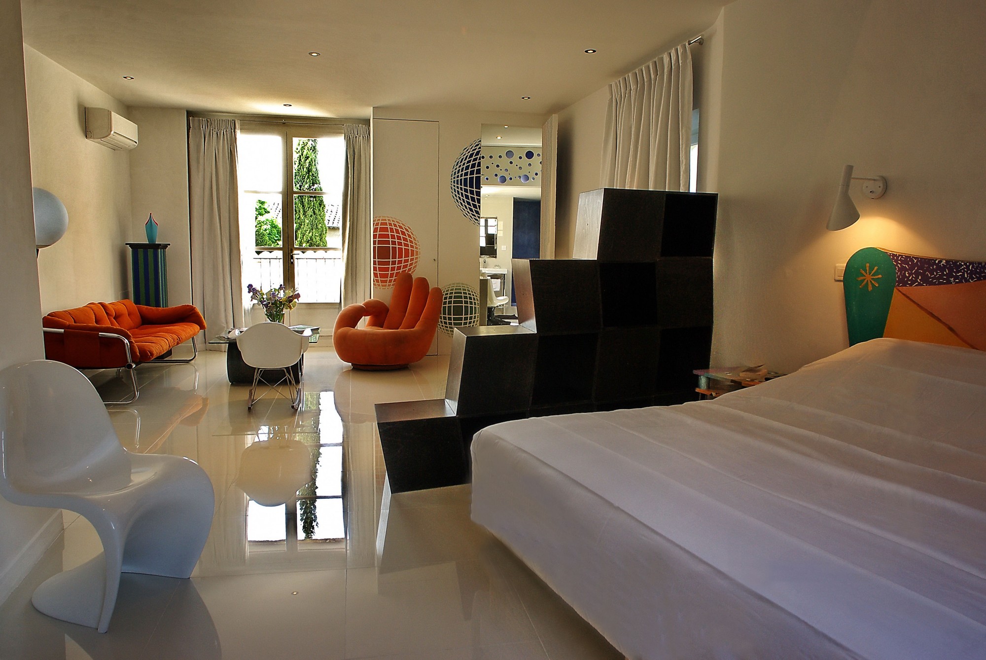 Private residence in the center of Isle sur la Sorgue, mixing contemporary art and old stones with pool, jacuzzi and absolute calm