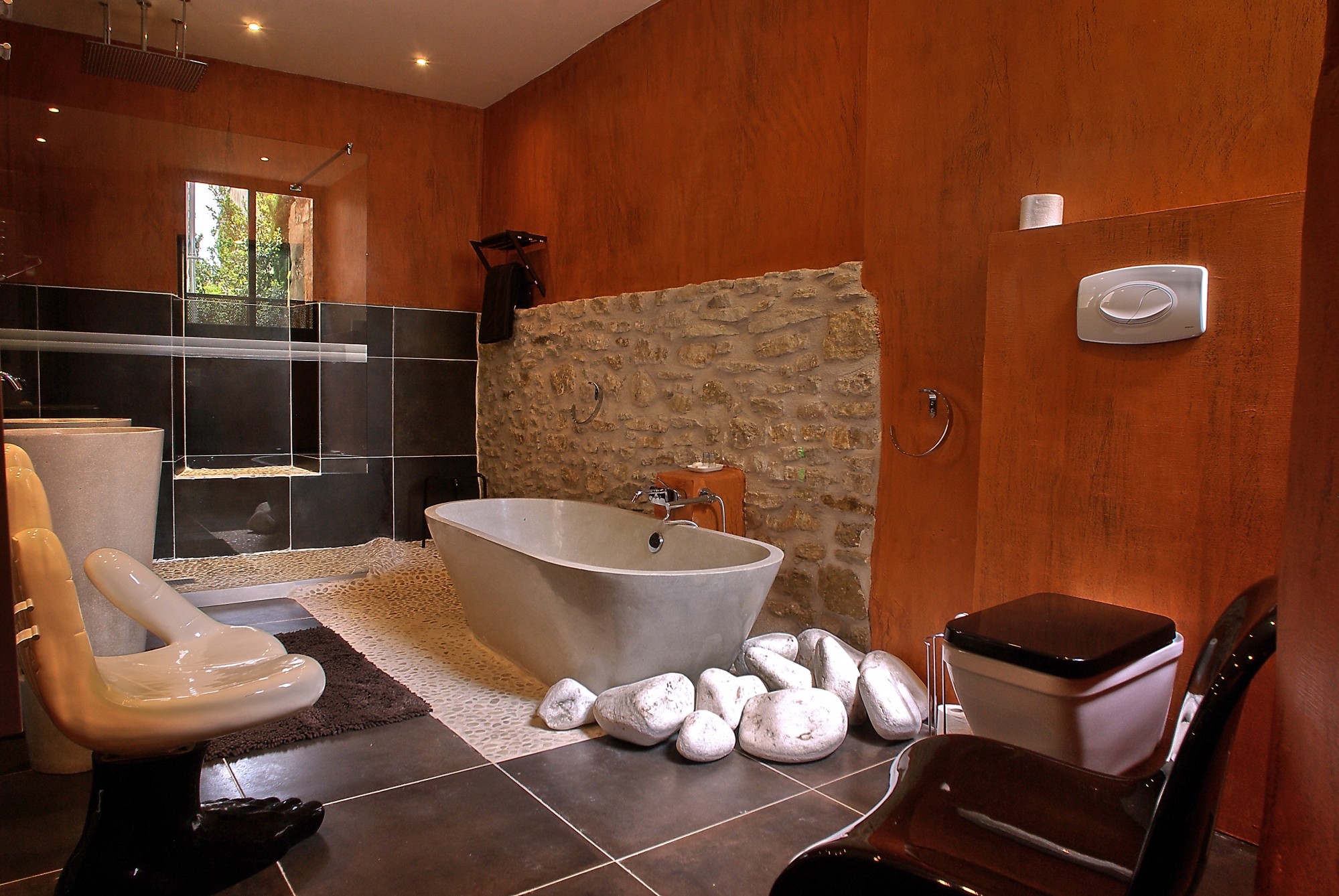 Private residence in the center of Isle sur la Sorgue, mixing contemporary art and old stones with pool, jacuzzi and absolute calm