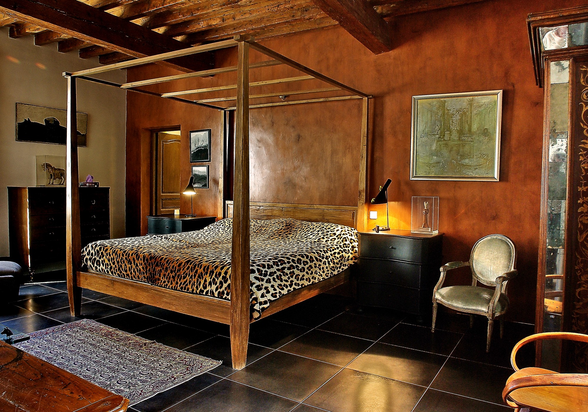 Private residence in the center of Isle sur la Sorgue, mixing contemporary art and old stones with pool, jacuzzi and absolute calm