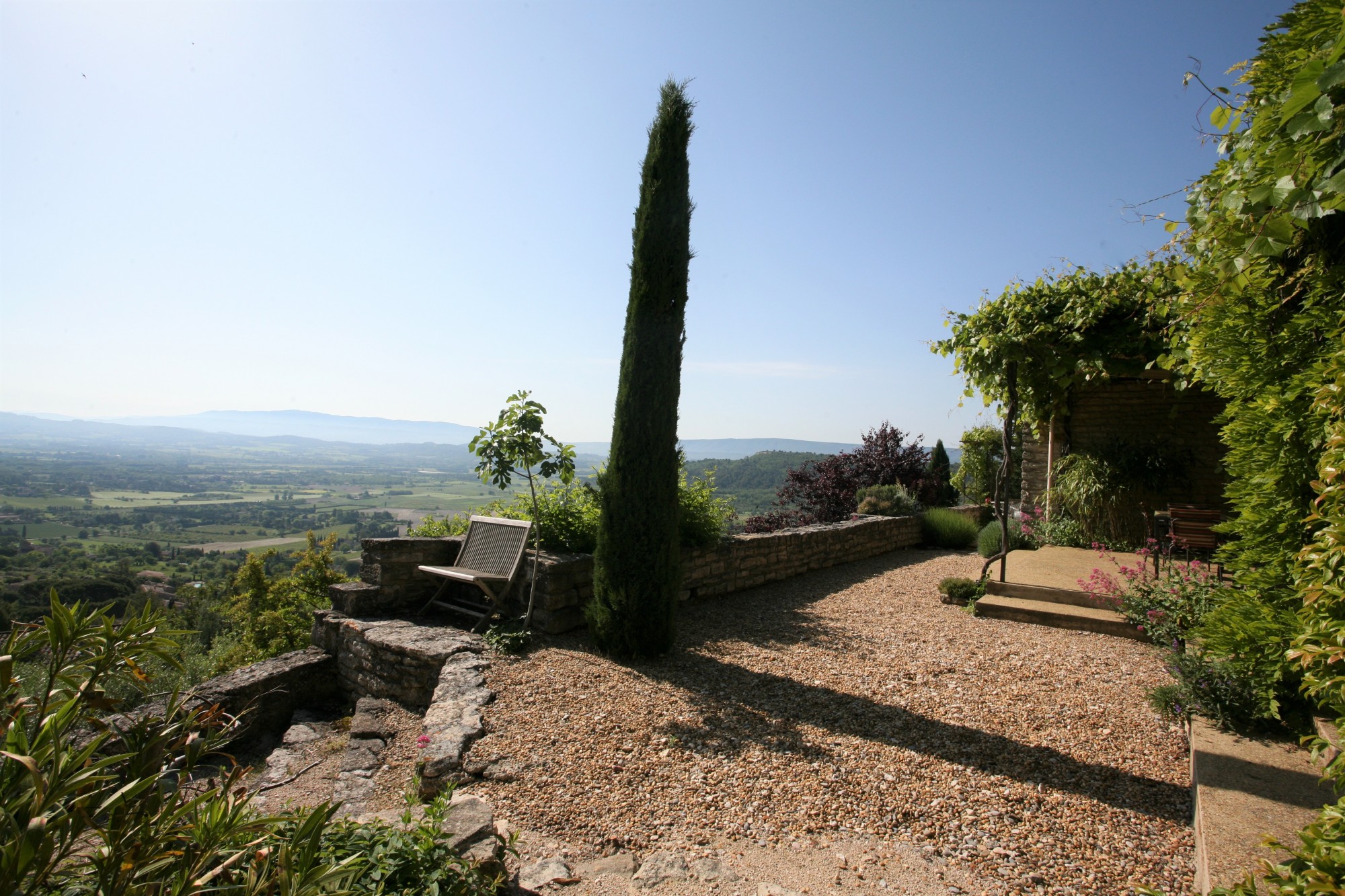 Summer rental, near Gordes, one storey house with garden overlooking the valley