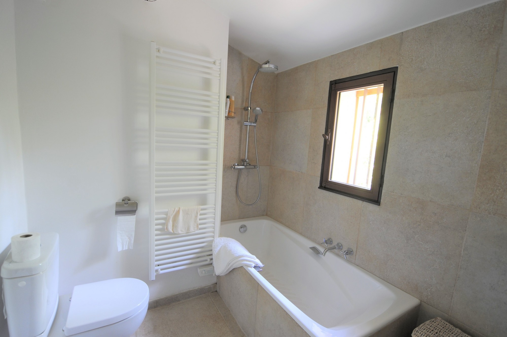 For rent, just a few minutes' walk from the centre of Gordes, stunning stone house with pool and views over the Luberon.
