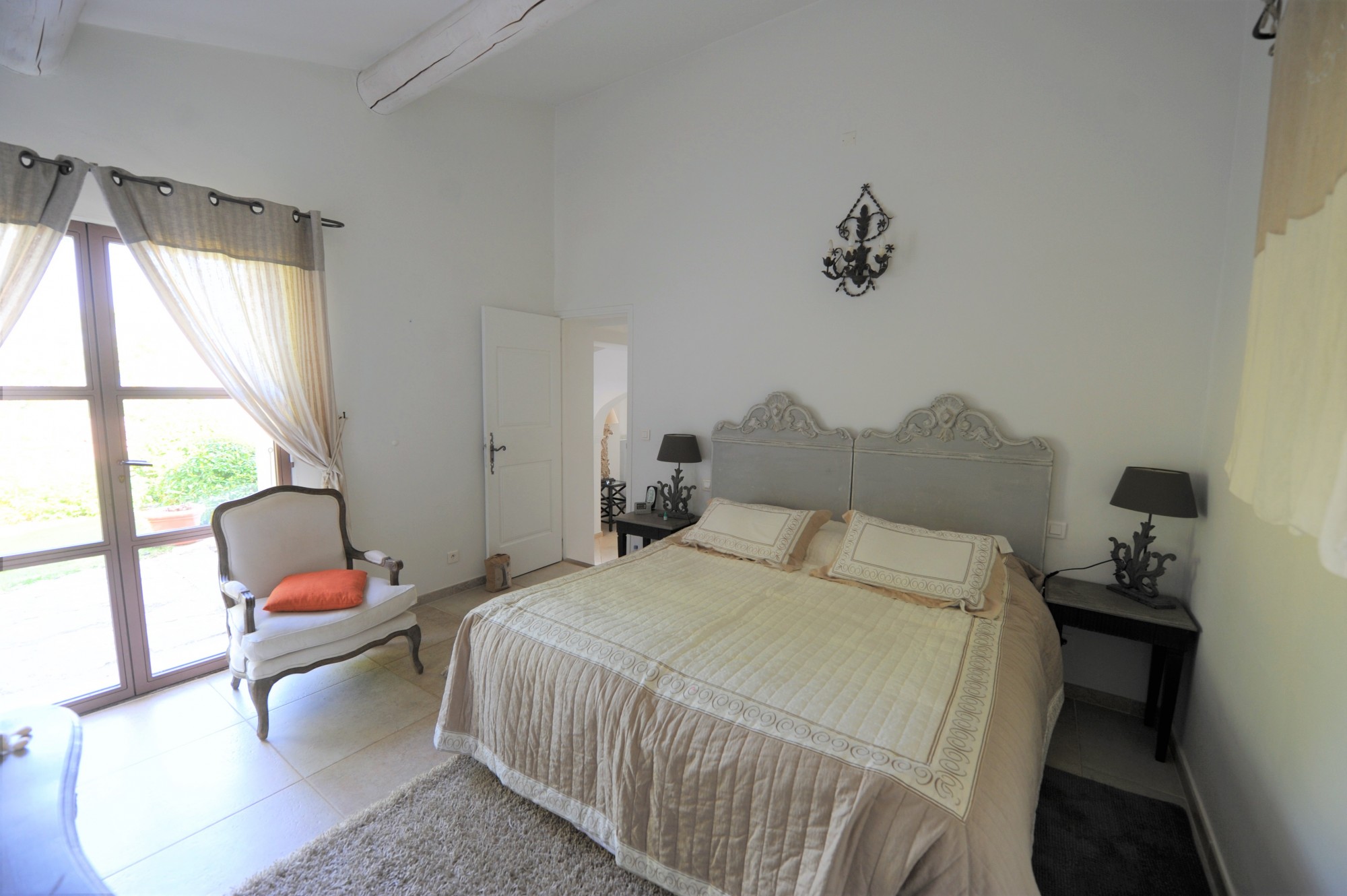 For rent, just a few minutes' walk from the centre of Gordes, stunning stone house with pool and views over the Luberon.
