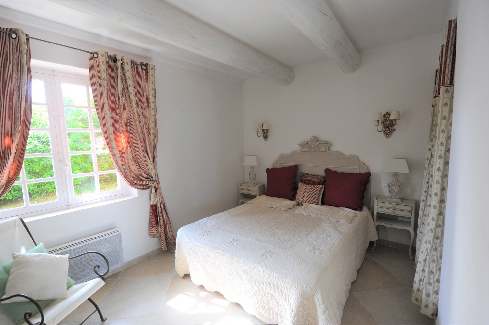 For rent, just a few minutes' walk from the centre of Gordes, stunning stone house with pool and views over the Luberon.