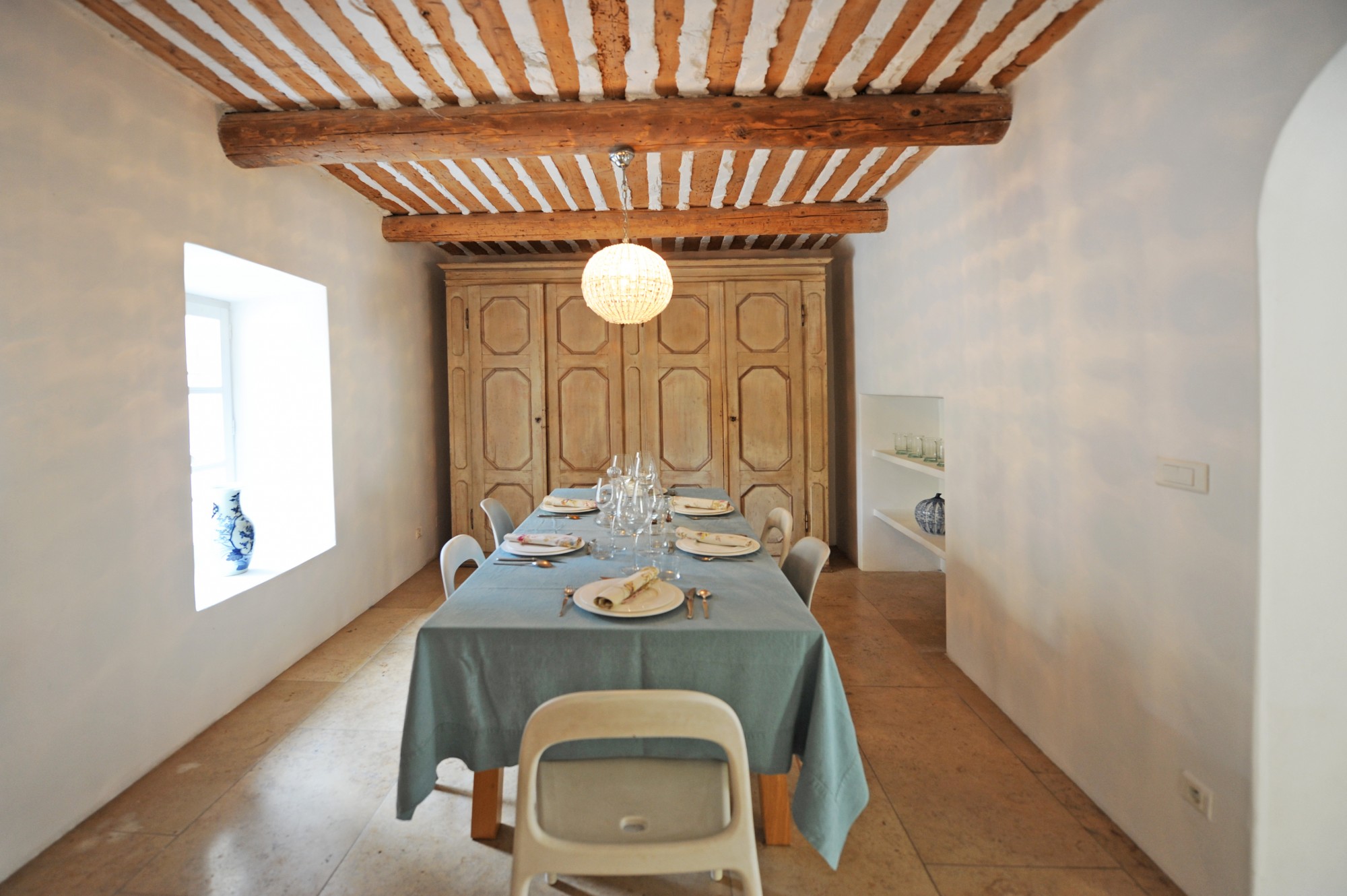 To rent in the Luberon, charming Hamlet house with a perfect blend of ancient and contemporary styles 