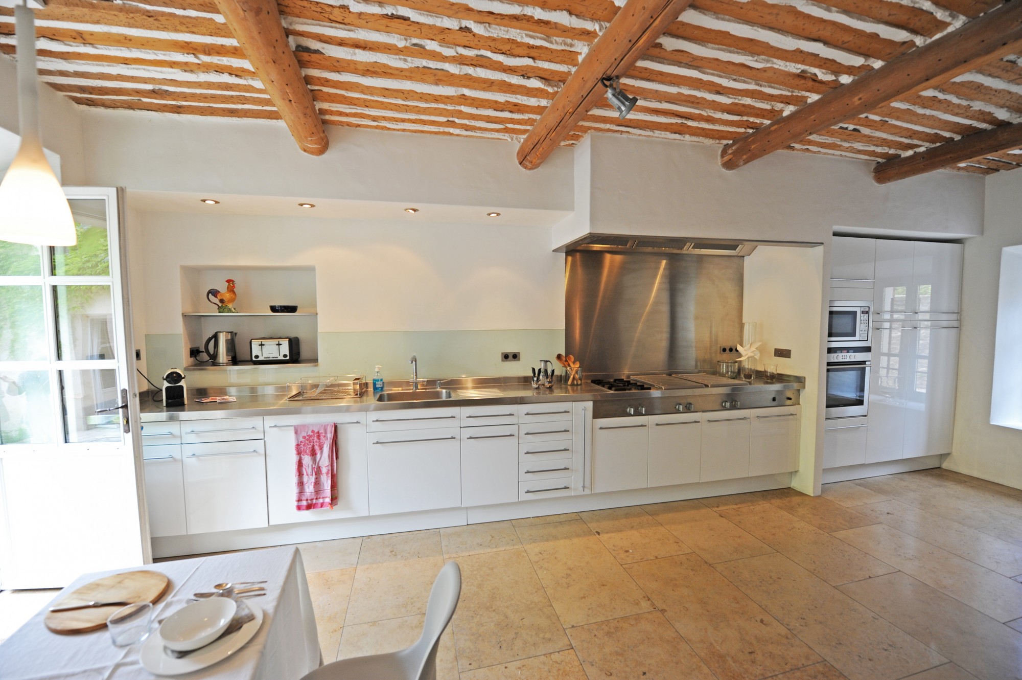 To rent in the Luberon, charming Hamlet house with a perfect blend of ancient and contemporary styles 