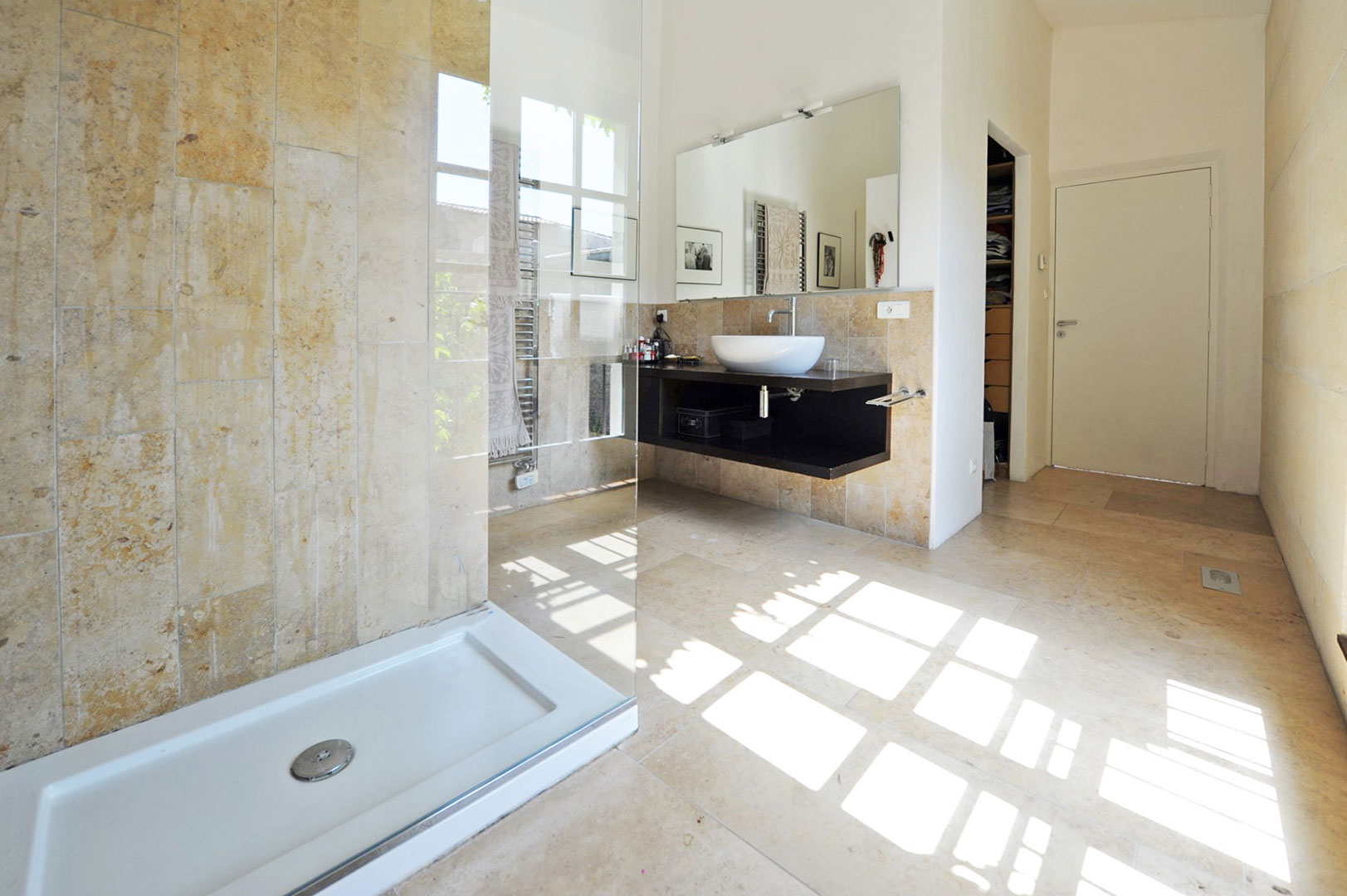 To rent in the Luberon, charming Hamlet house with a perfect blend of ancient and contemporary styles 