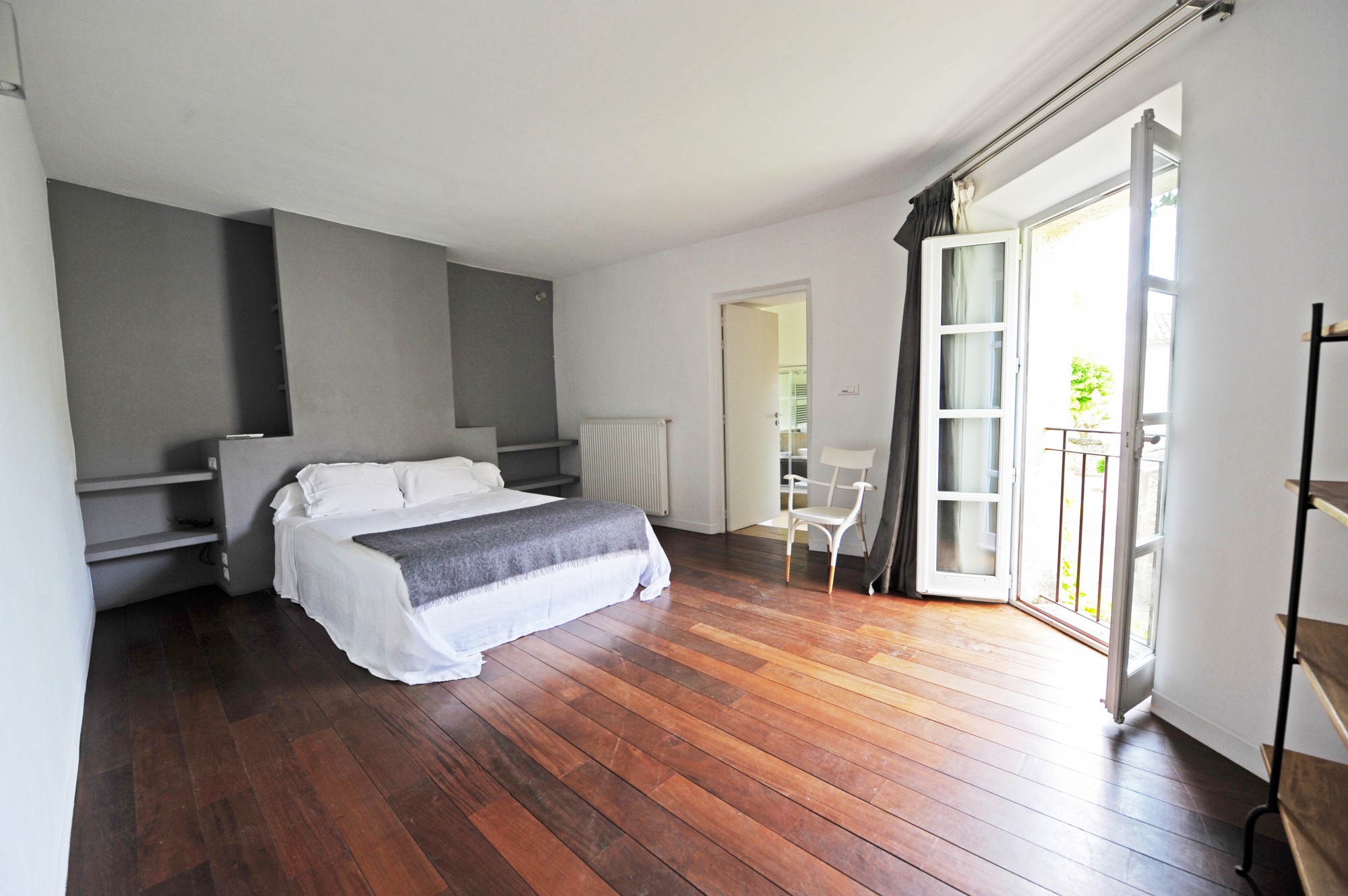 To rent in the Luberon, charming Hamlet house with a perfect blend of ancient and contemporary styles 