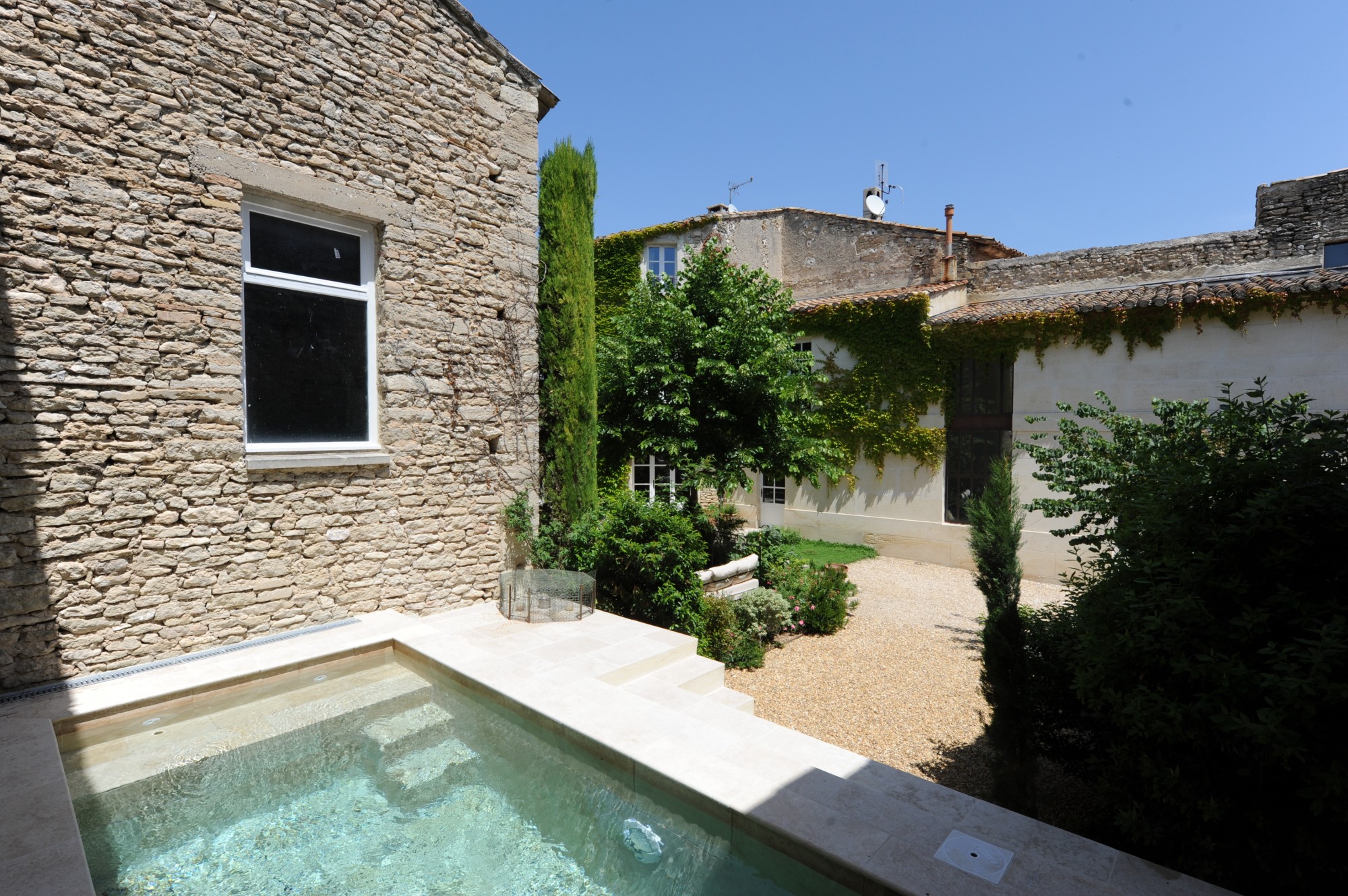 To rent in the Luberon, charming Hamlet house with a perfect blend of ancient and contemporary styles 