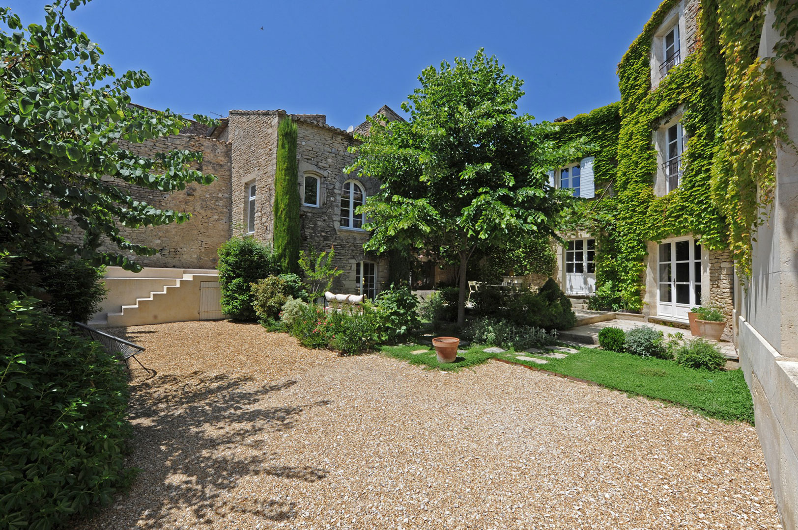 To rent in the Luberon, charming Hamlet house with a perfect blend of ancient and contemporary styles 