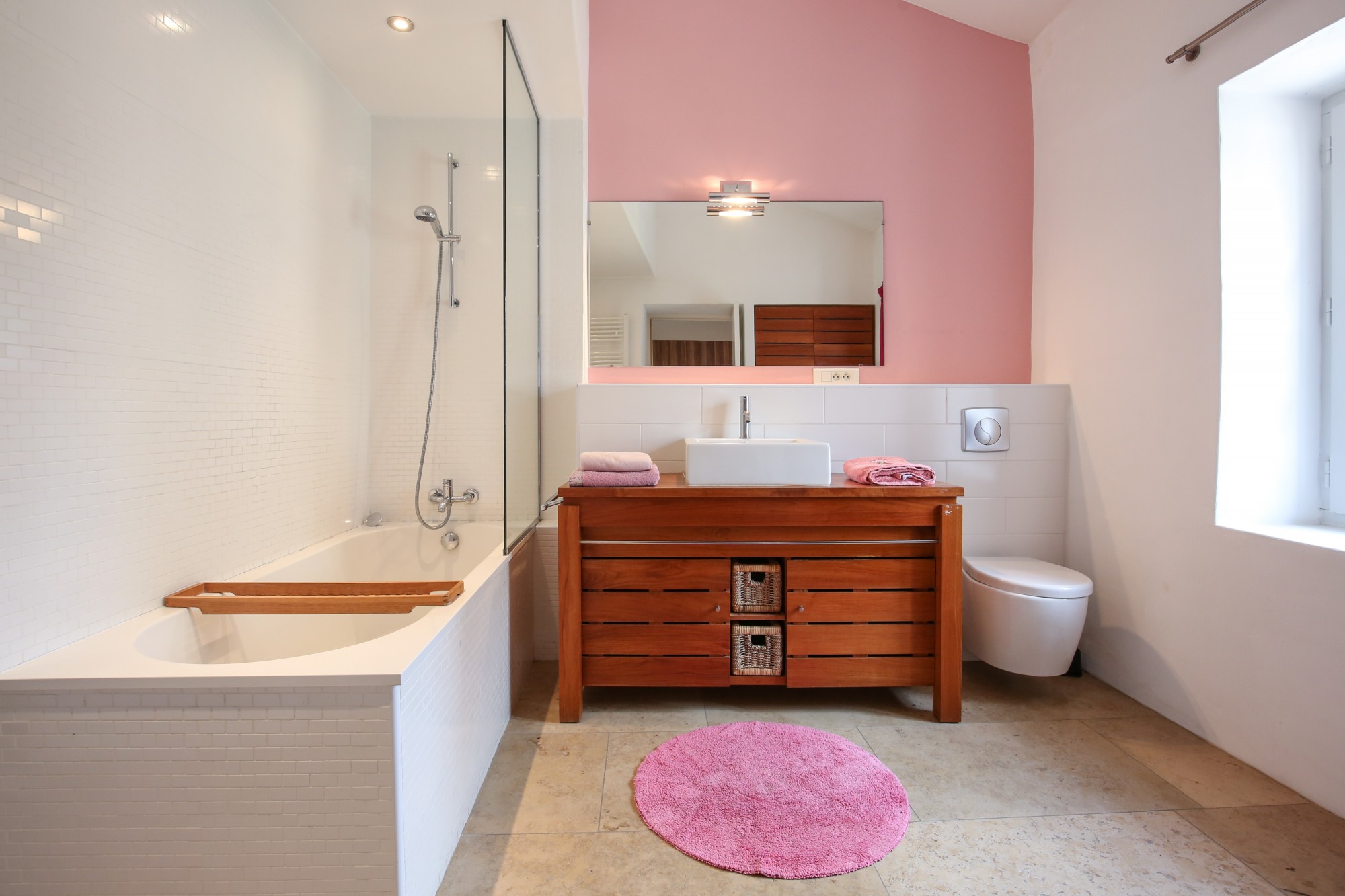 To rent in the Luberon, charming Hamlet house with a perfect blend of ancient and contemporary styles 