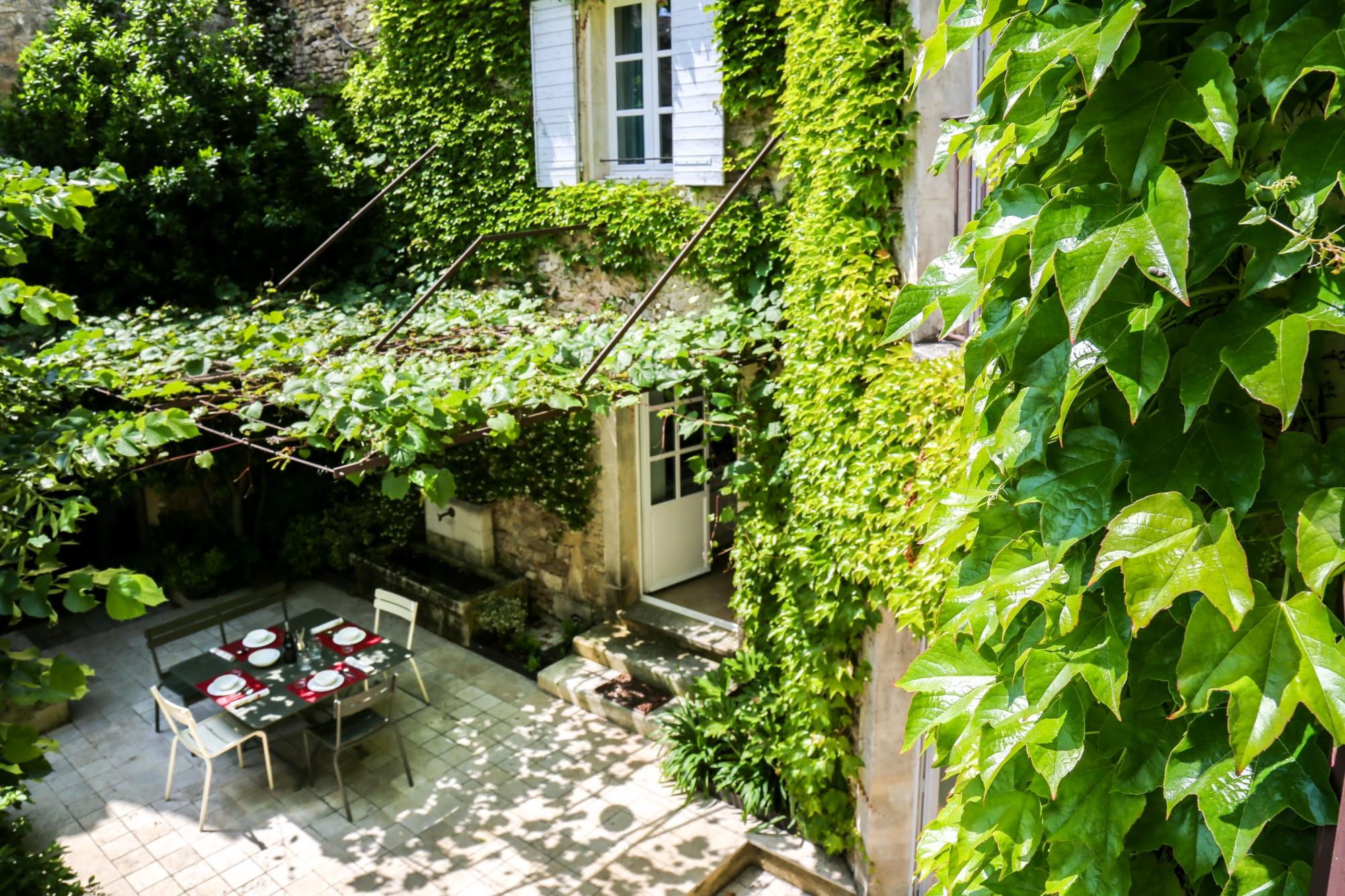 To rent in the Luberon, charming Hamlet house with a perfect blend of ancient and contemporary styles 