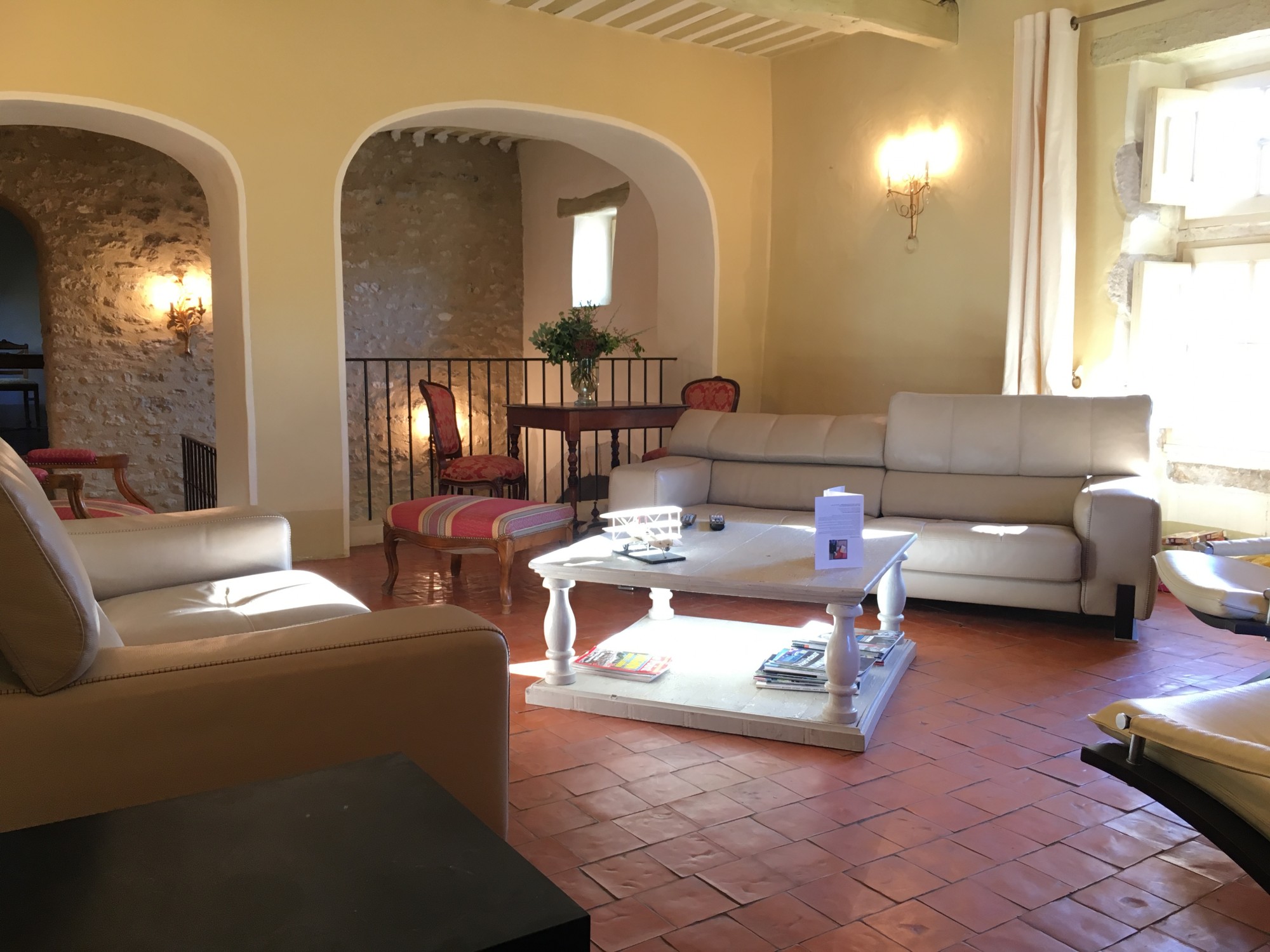 Luberon, to rent large farmhouse near the village of Gordes with breathtaking views over the valley