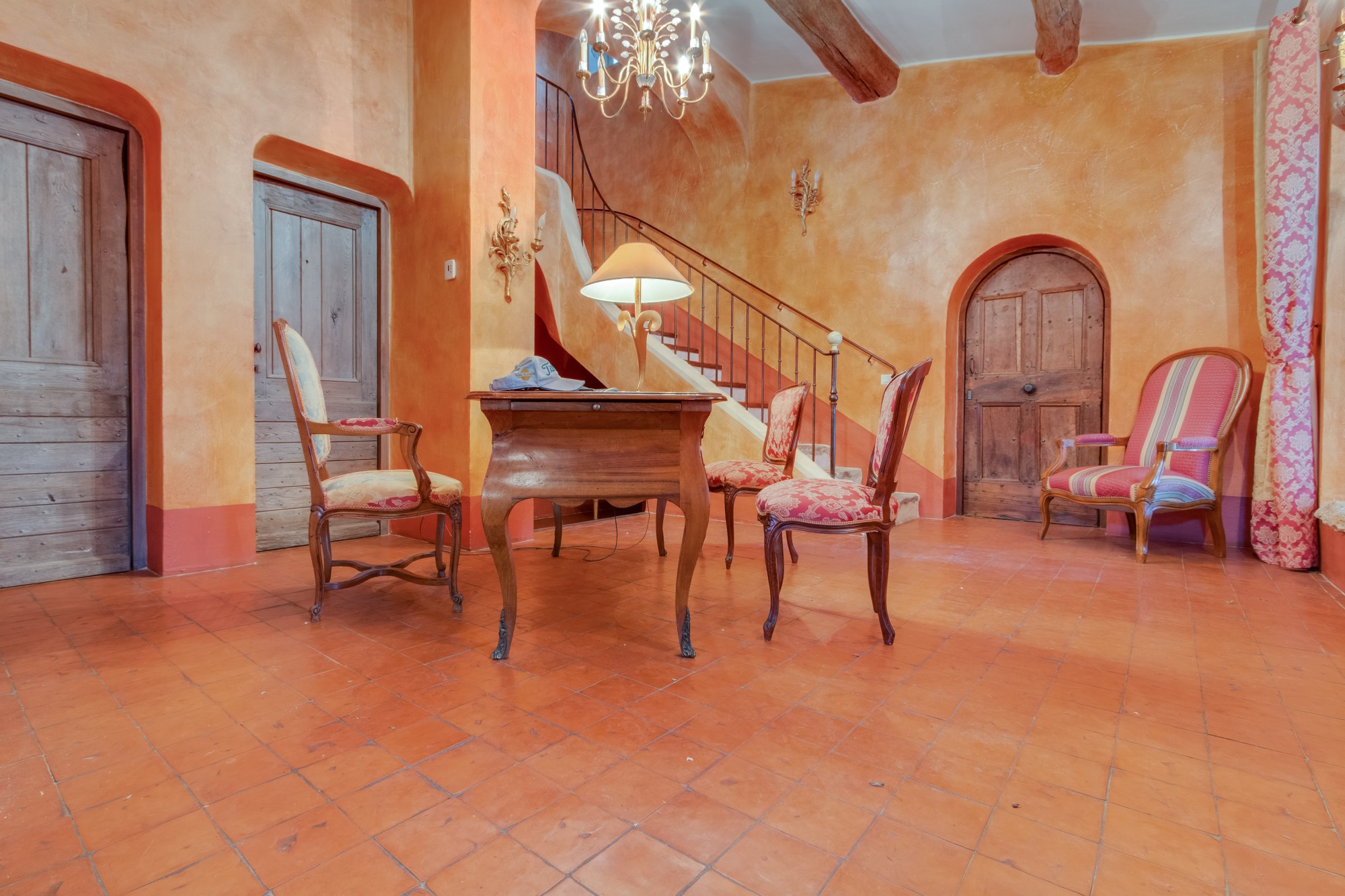 Luberon, to rent large farmhouse near the village of Gordes with breathtaking views over the valley
