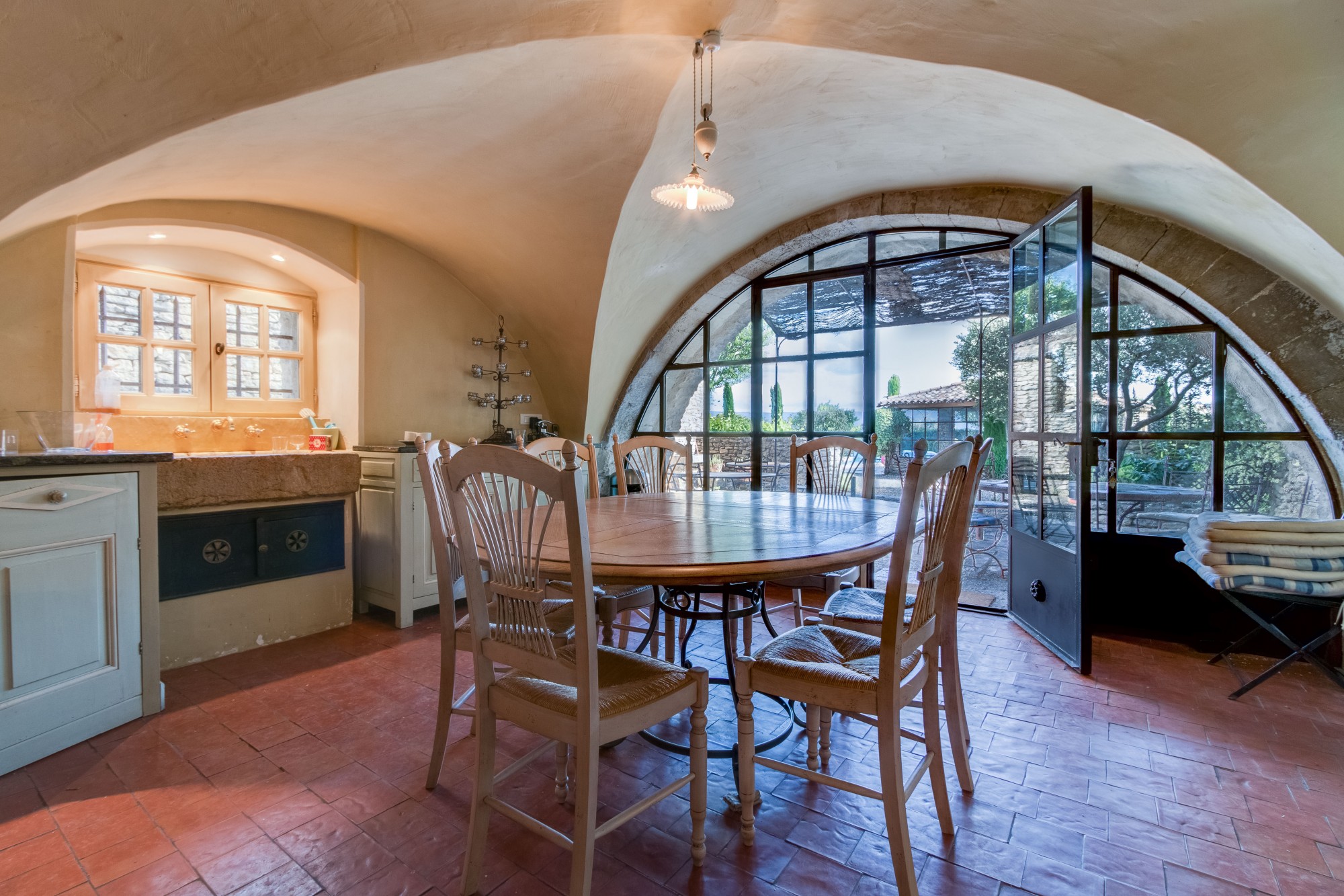 Luberon, to rent large farmhouse near the village of Gordes with breathtaking views over the valley