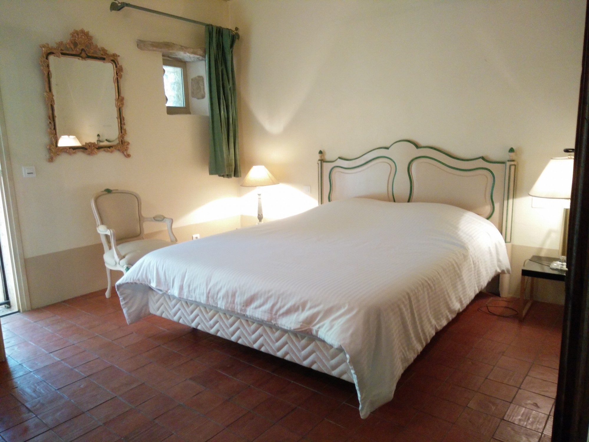 Luberon, to rent large farmhouse near the village of Gordes with breathtaking views over the valley