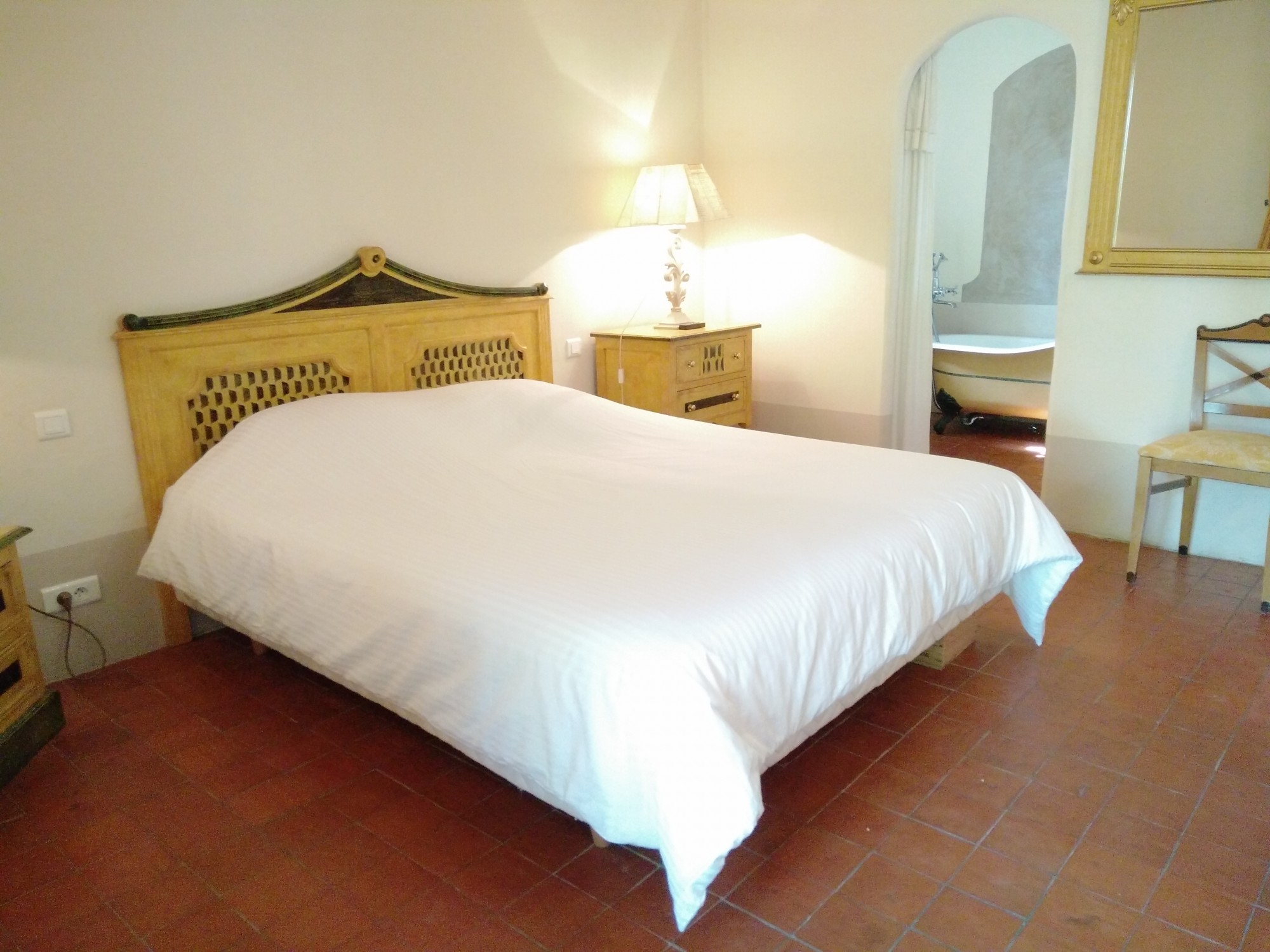 Luberon, to rent large farmhouse near the village of Gordes with breathtaking views over the valley