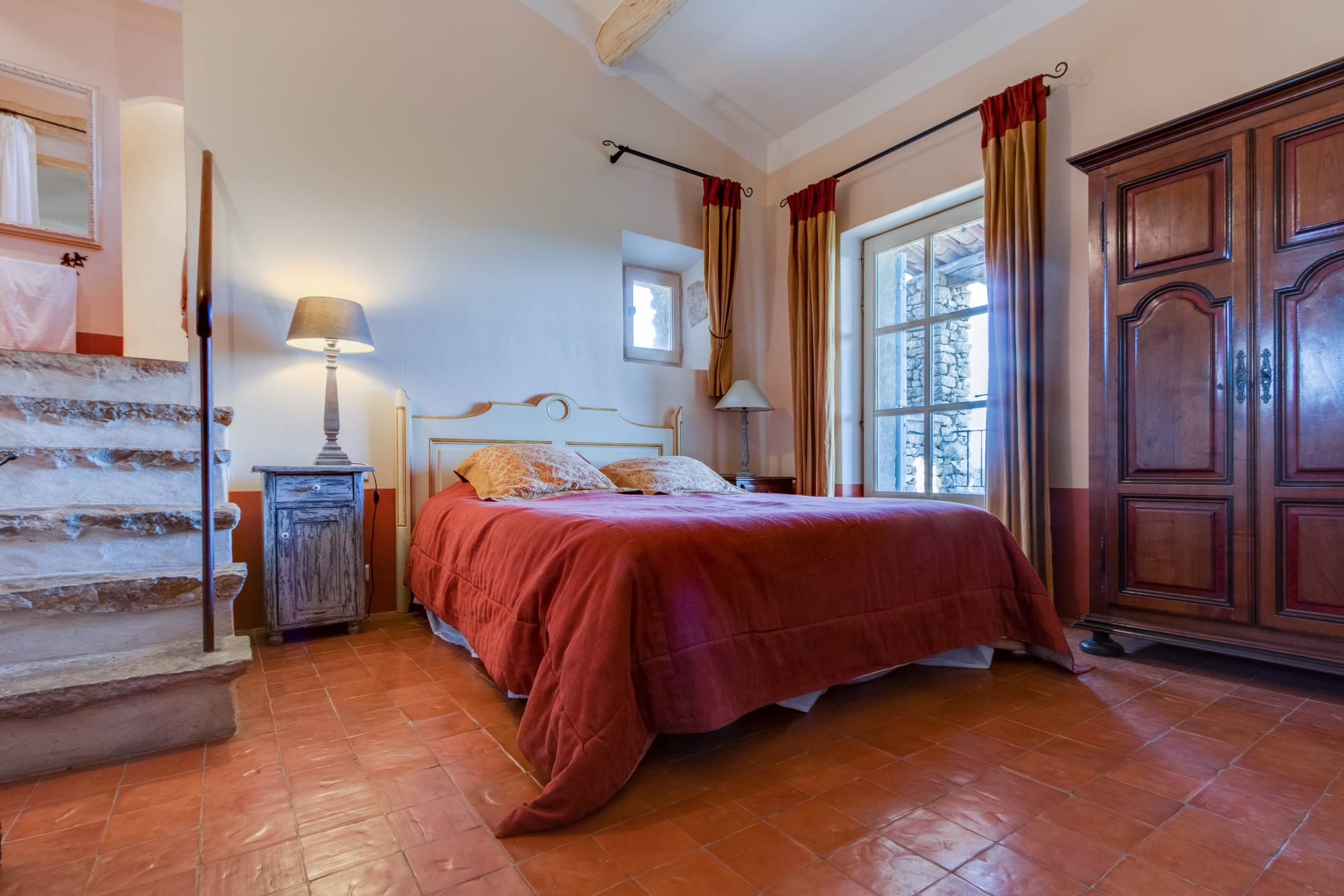 Luberon, to rent large farmhouse near the village of Gordes with breathtaking views over the valley