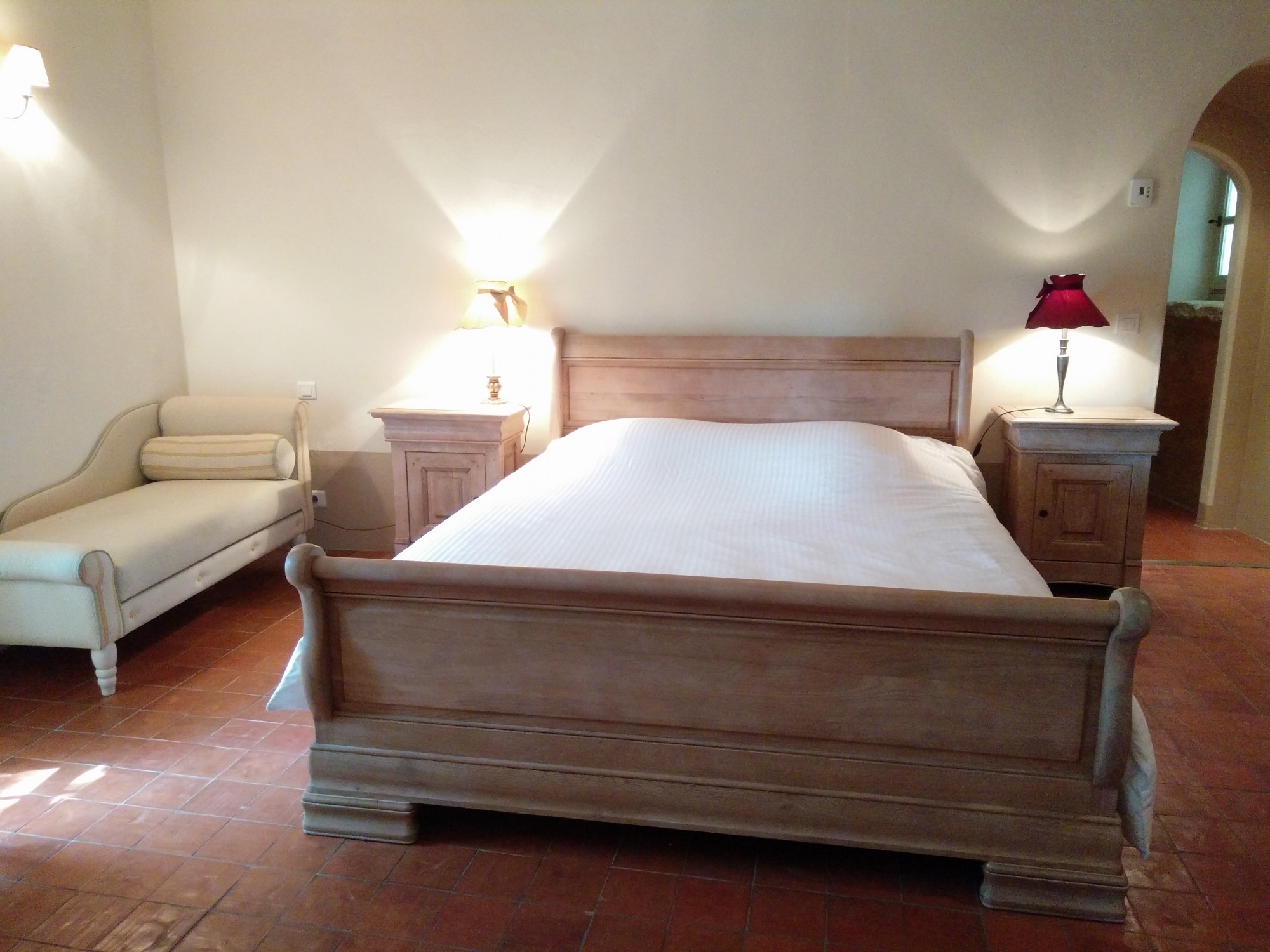 Luberon, to rent large farmhouse near the village of Gordes with breathtaking views over the valley