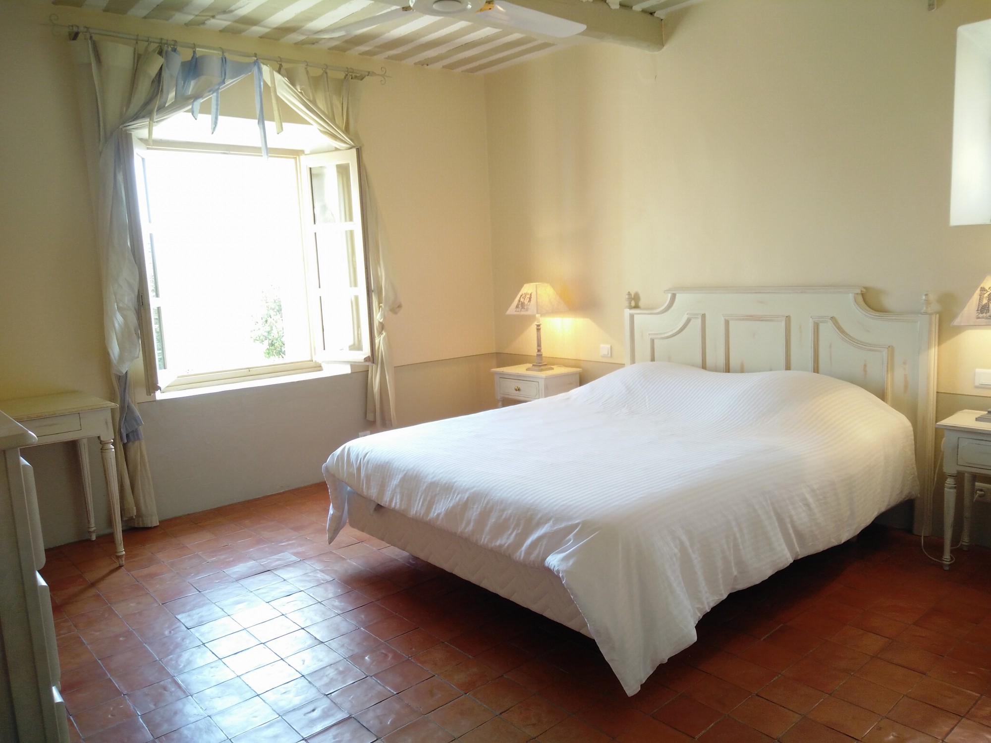 Luberon, to rent large farmhouse near the village of Gordes with breathtaking views over the valley