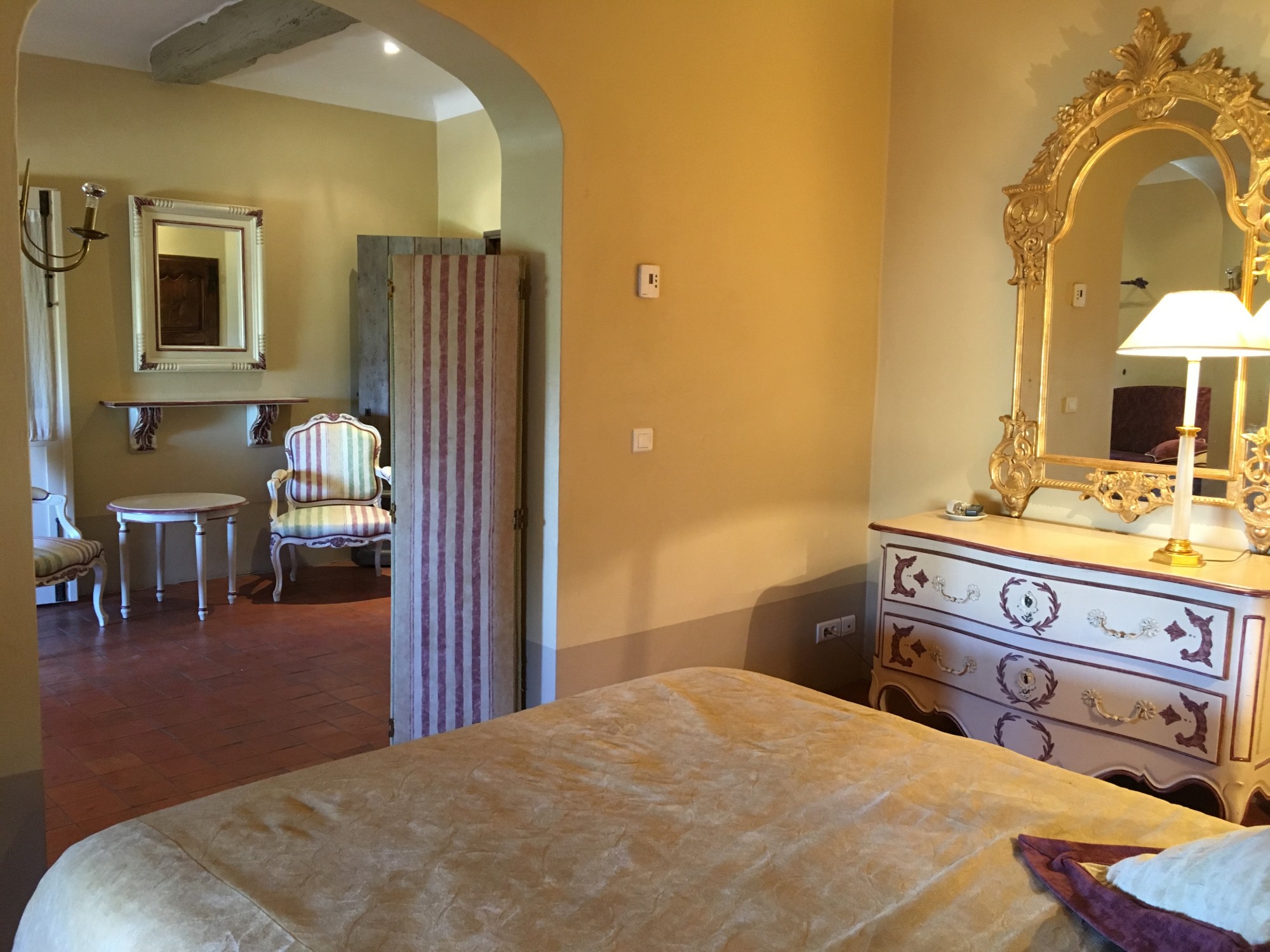 Luberon, to rent large farmhouse near the village of Gordes with breathtaking views over the valley