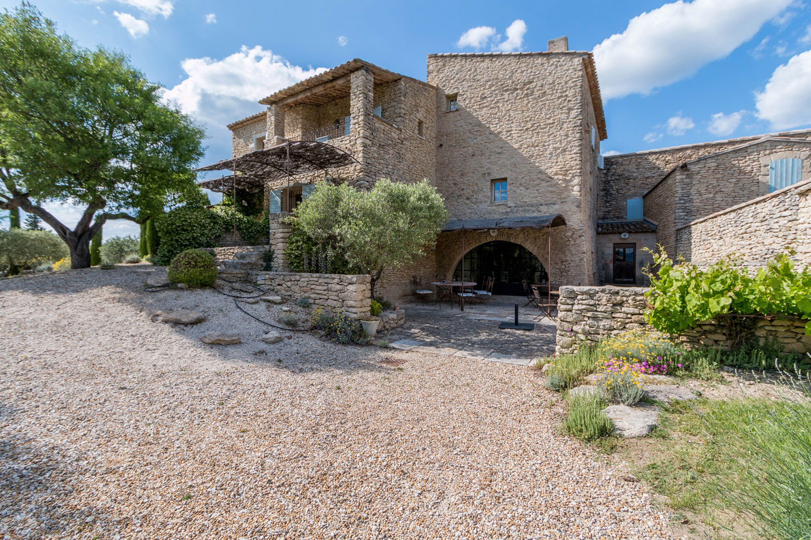 Luberon, to rent large farmhouse near the village of Gordes with breathtaking views over the valley