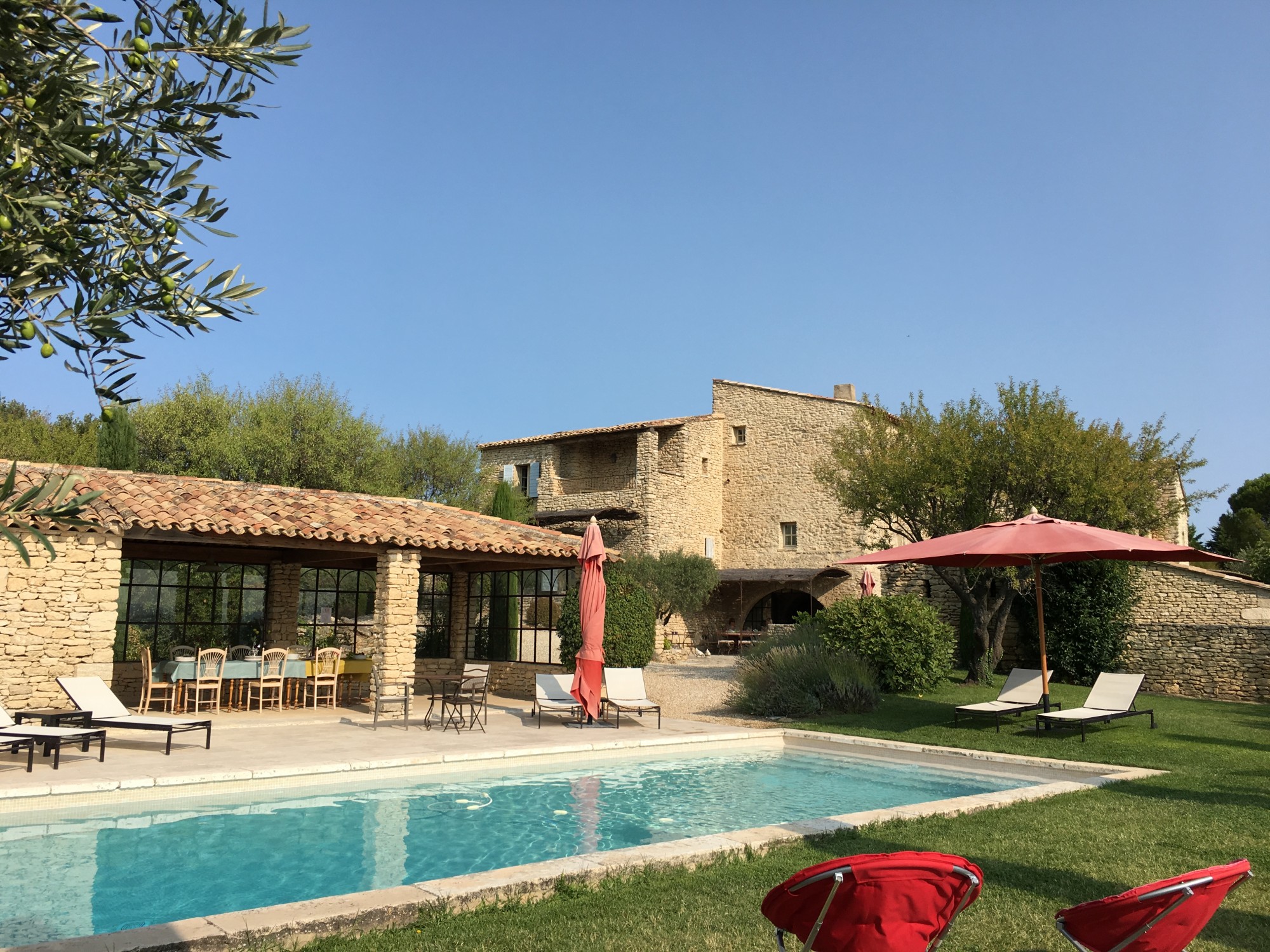 Luberon, to rent large farmhouse near the village of Gordes with breathtaking views over the valley