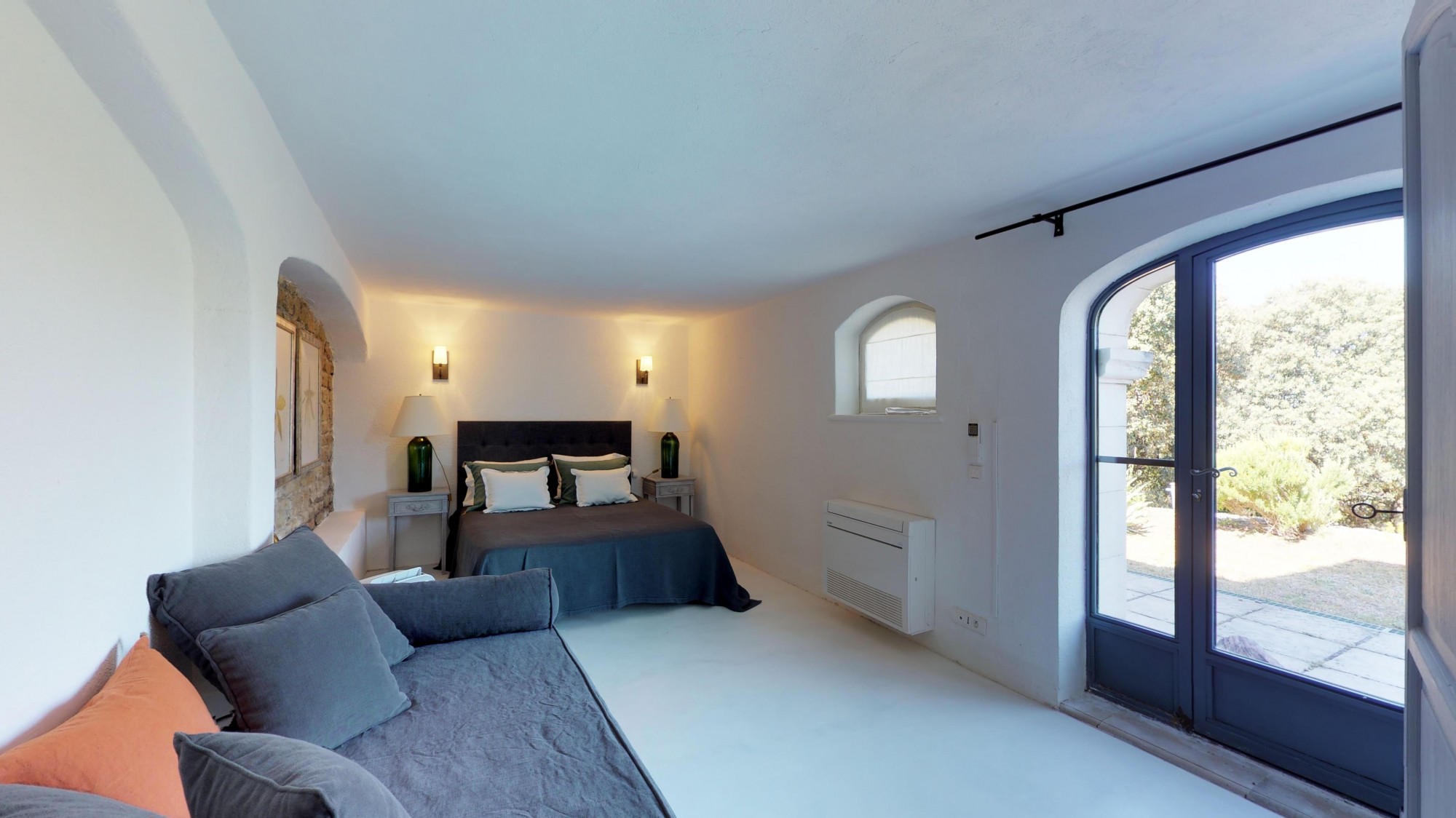 For rent in Gordes, just a few minutes from the village, stunning five-bedroom property with heated pool, tennis court and panoramic views.