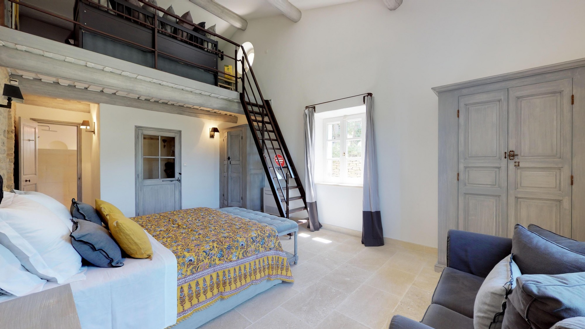 For rent in Gordes, just a few minutes from the village, stunning five-bedroom property with heated pool, tennis court and panoramic views.