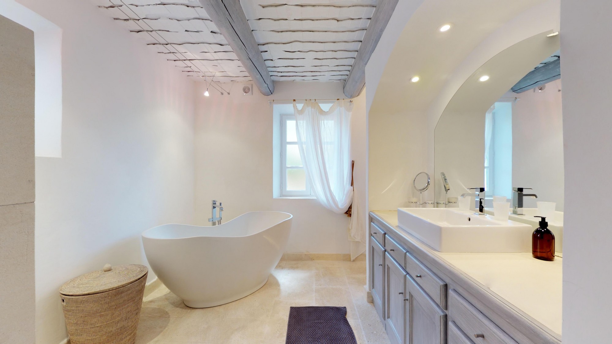 For rent in Gordes, just a few minutes from the village, stunning five-bedroom property with heated pool, tennis court and panoramic views.