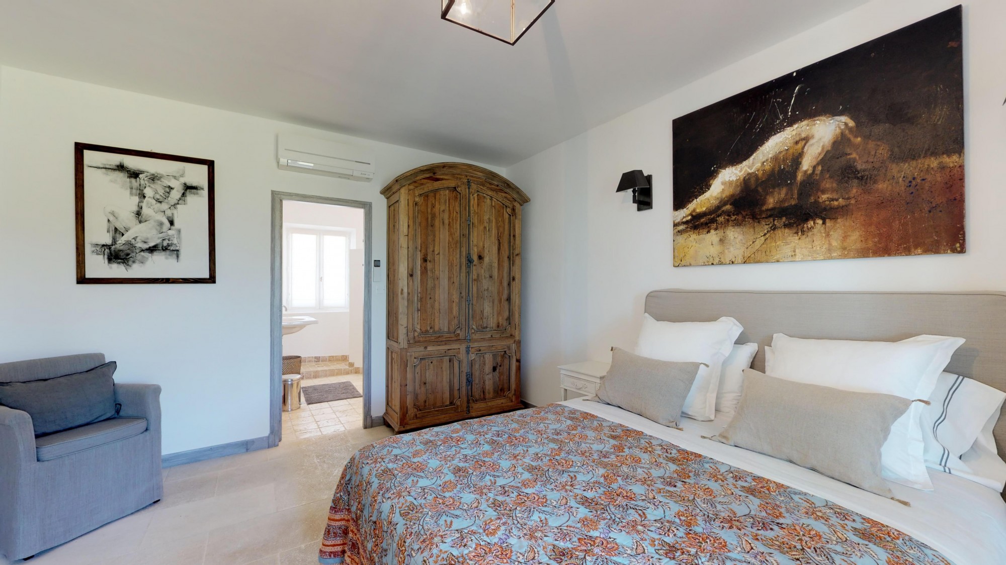 For rent in Gordes, just a few minutes from the village, stunning five-bedroom property with heated pool, tennis court and panoramic views.