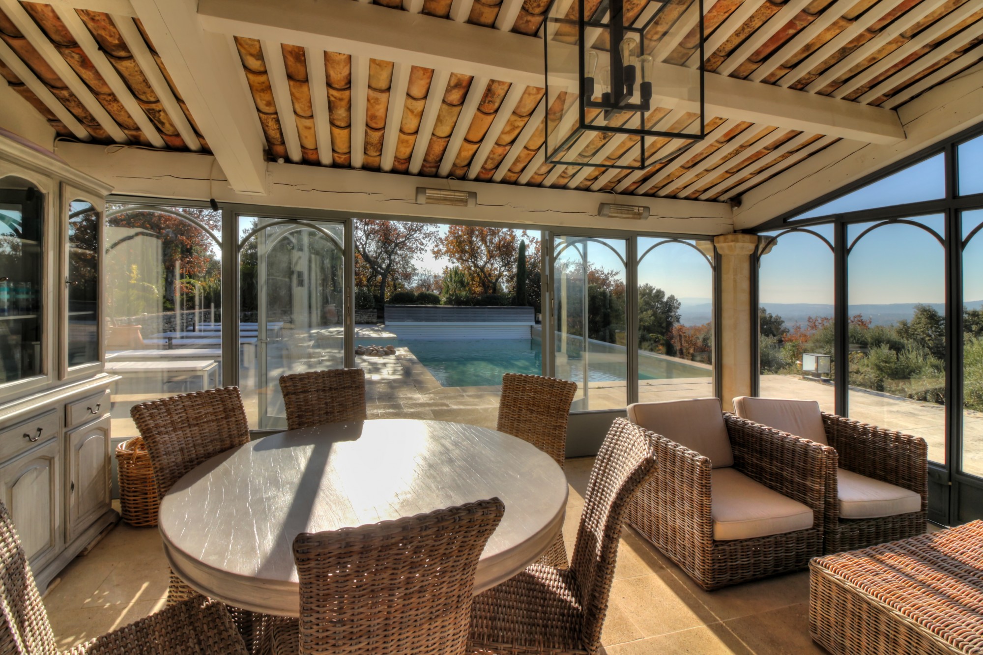 For rent in Gordes, just a few minutes from the village, stunning five-bedroom property with heated pool, tennis court and panoramic views.