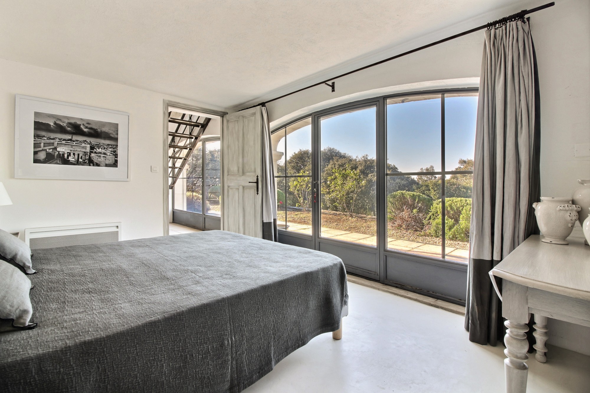 For rent in Gordes, just a few minutes from the village, stunning five-bedroom property with heated pool, tennis court and panoramic views.